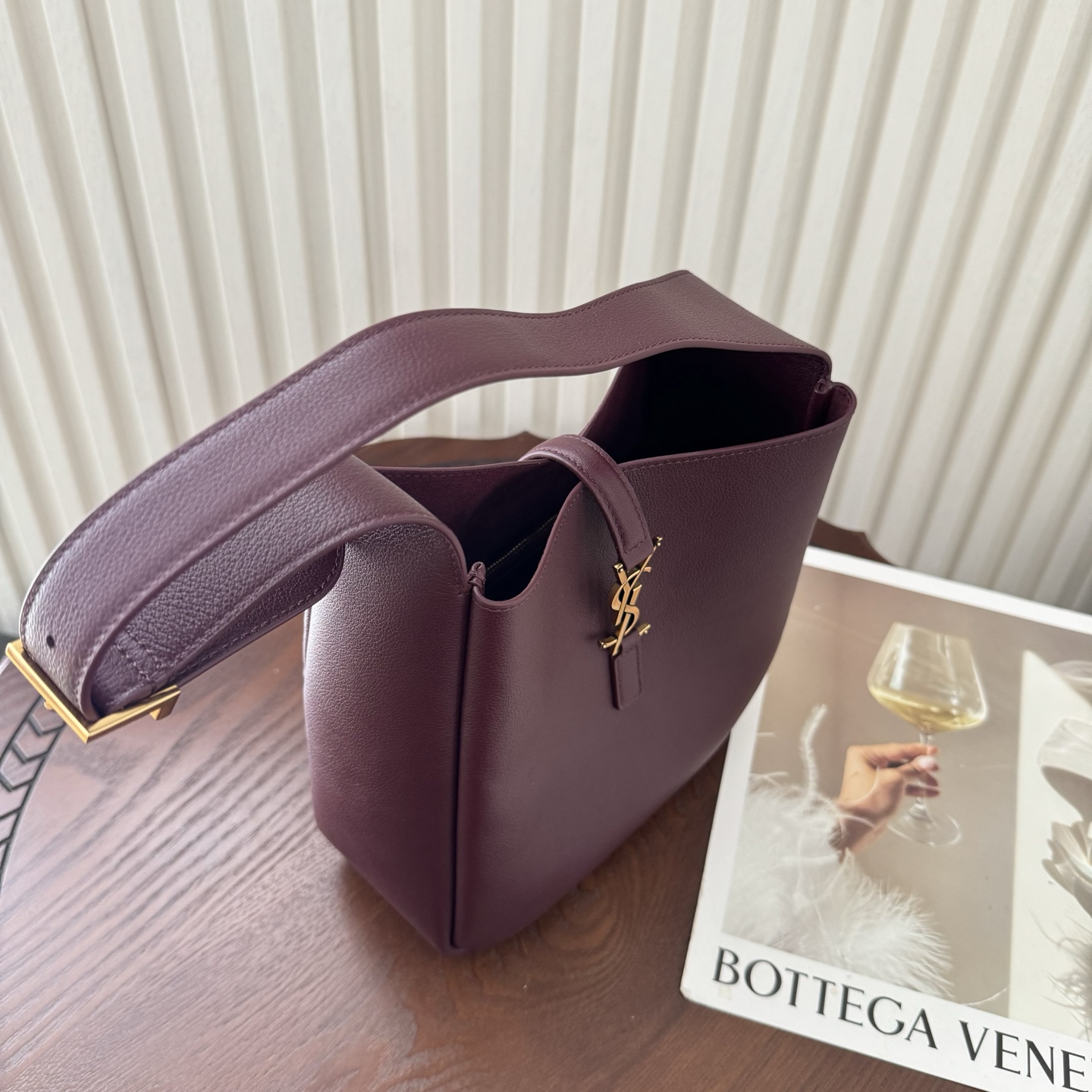 全套包装！LE 5À7 HOBO腋下包，简约风格设计，原厂牛皮材质，包身软塌塌的，很随性。容量巨大无底洞