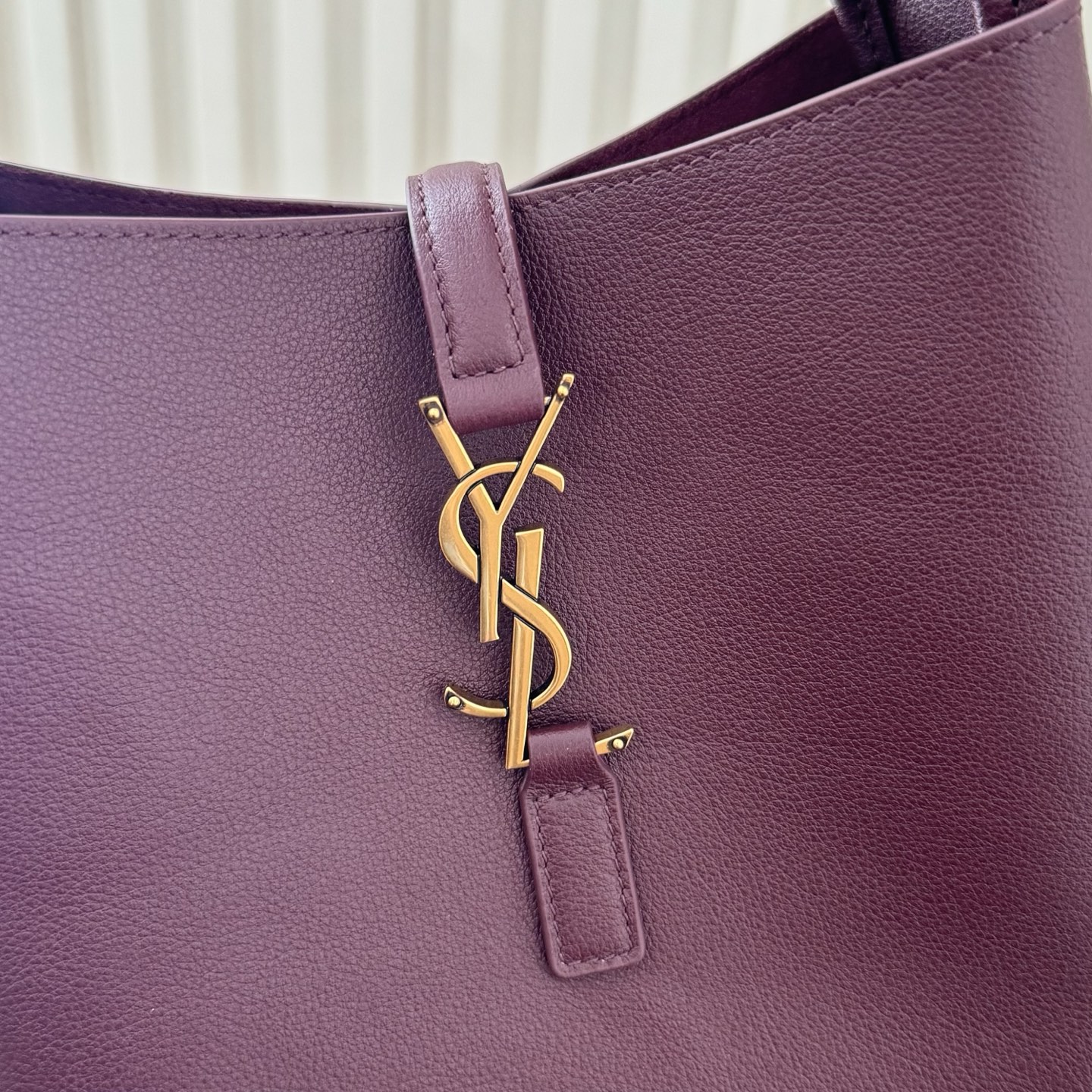 全套包装！LE 5À7 HOBO腋下包，简约风格设计，原厂牛皮材质，包身软塌塌的，很随性。容量巨大无底洞