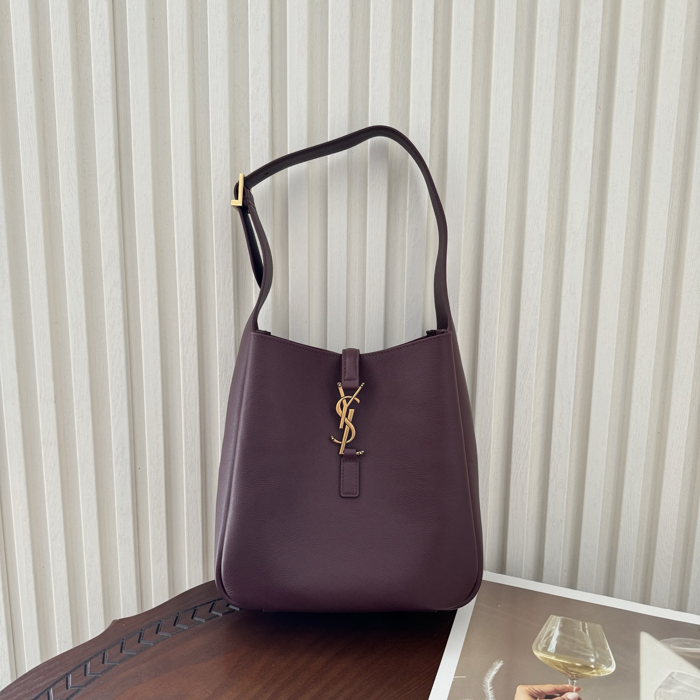 全套包装！LE 5À7 HOBO腋下包，简约风格设计，原厂牛皮材质，包身软塌塌的，很随性。容量巨大无底洞