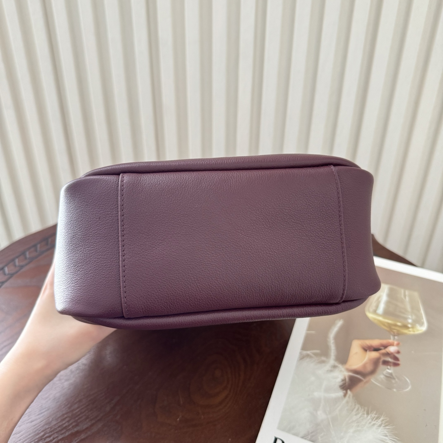 全套包装！LE 5À7 HOBO腋下包，简约风格设计，原厂牛皮材质，包身软塌塌的，很随性。容量巨大无底洞