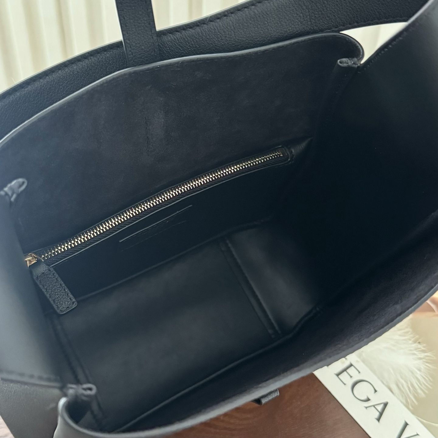 全套包装！LE 5À7 HOBO腋下包，简约风格设计，原厂牛皮材质，包身软塌塌的，很随性。容量巨大无底洞