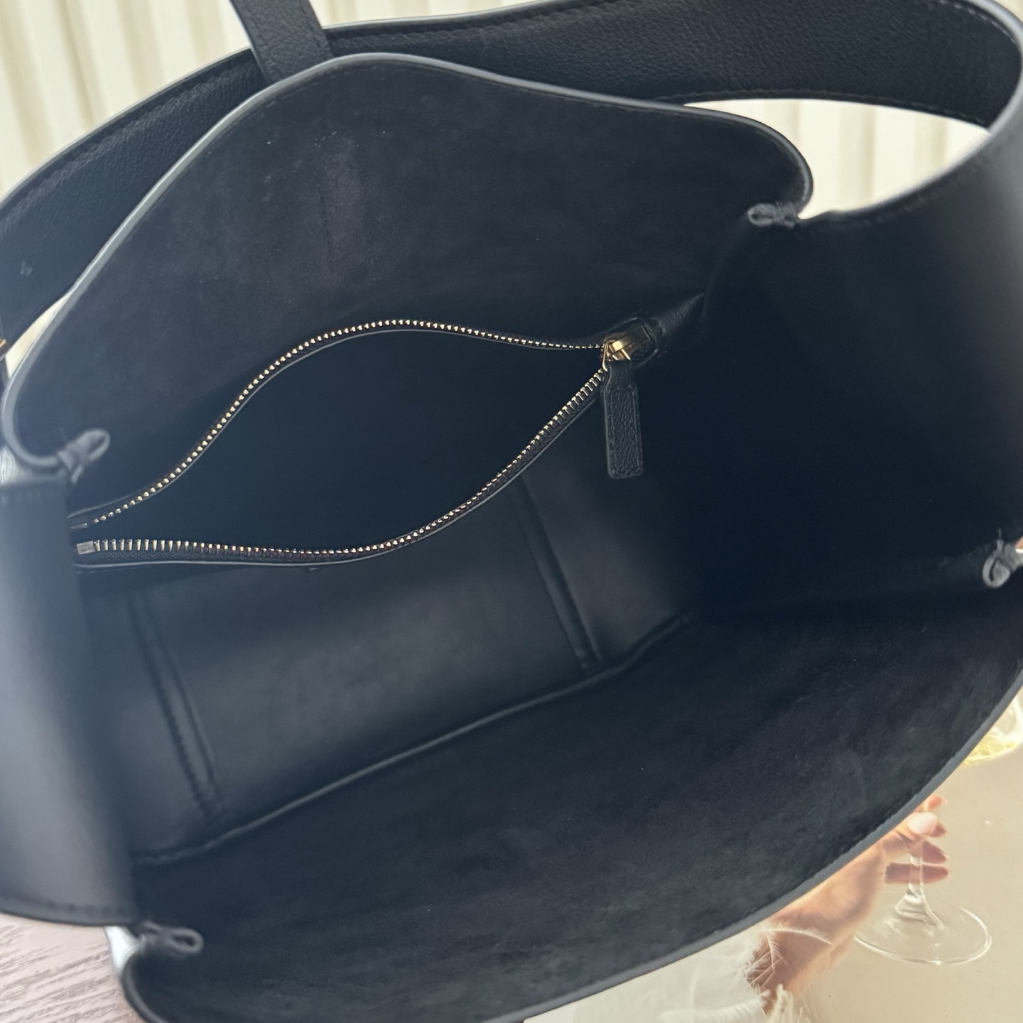 全套包装！LE 5À7 HOBO腋下包，简约风格设计，原厂牛皮材质，包身软塌塌的，很随性。容量巨大无底洞