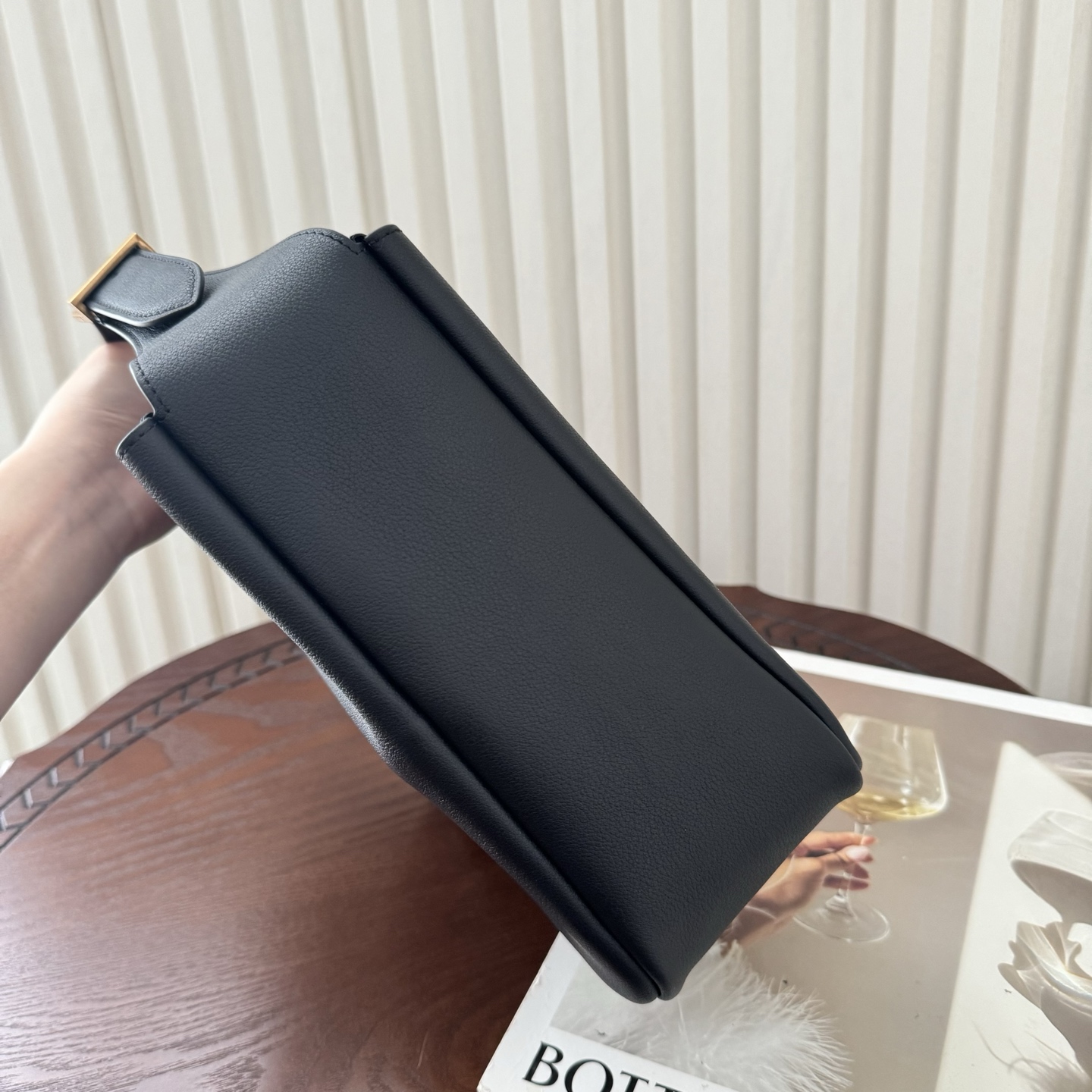 全套包装！LE 5À7 HOBO腋下包，简约风格设计，原厂牛皮材质，包身软塌塌的，很随性。容量巨大无底洞