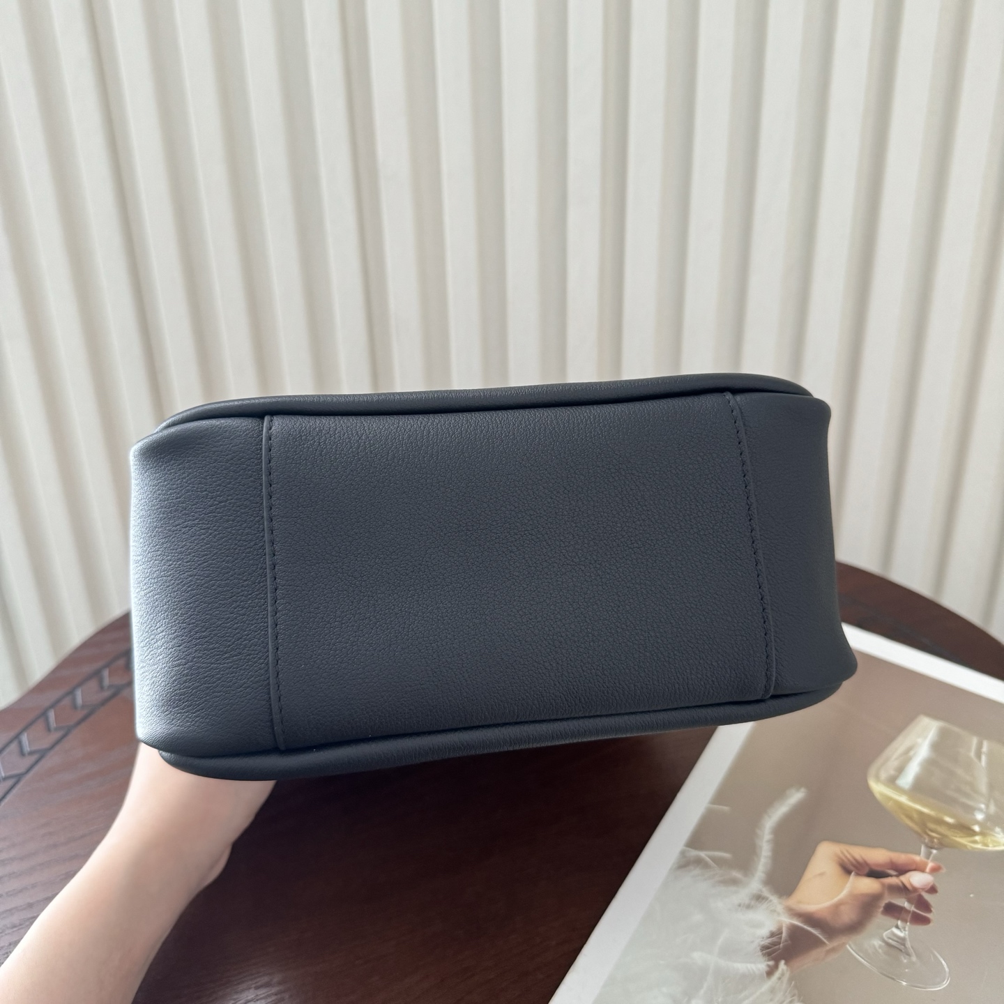 全套包装！LE 5À7 HOBO腋下包，简约风格设计，原厂牛皮材质，包身软塌塌的，很随性。容量巨大无底洞