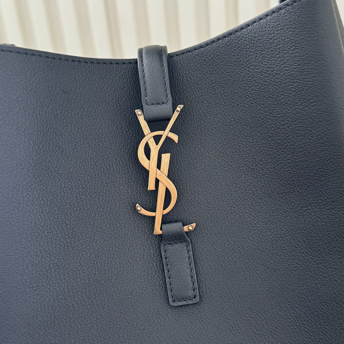 全套包装！LE 5À7 HOBO腋下包，简约风格设计，原厂牛皮材质，包身软塌塌的，很随性。容量巨大无底洞