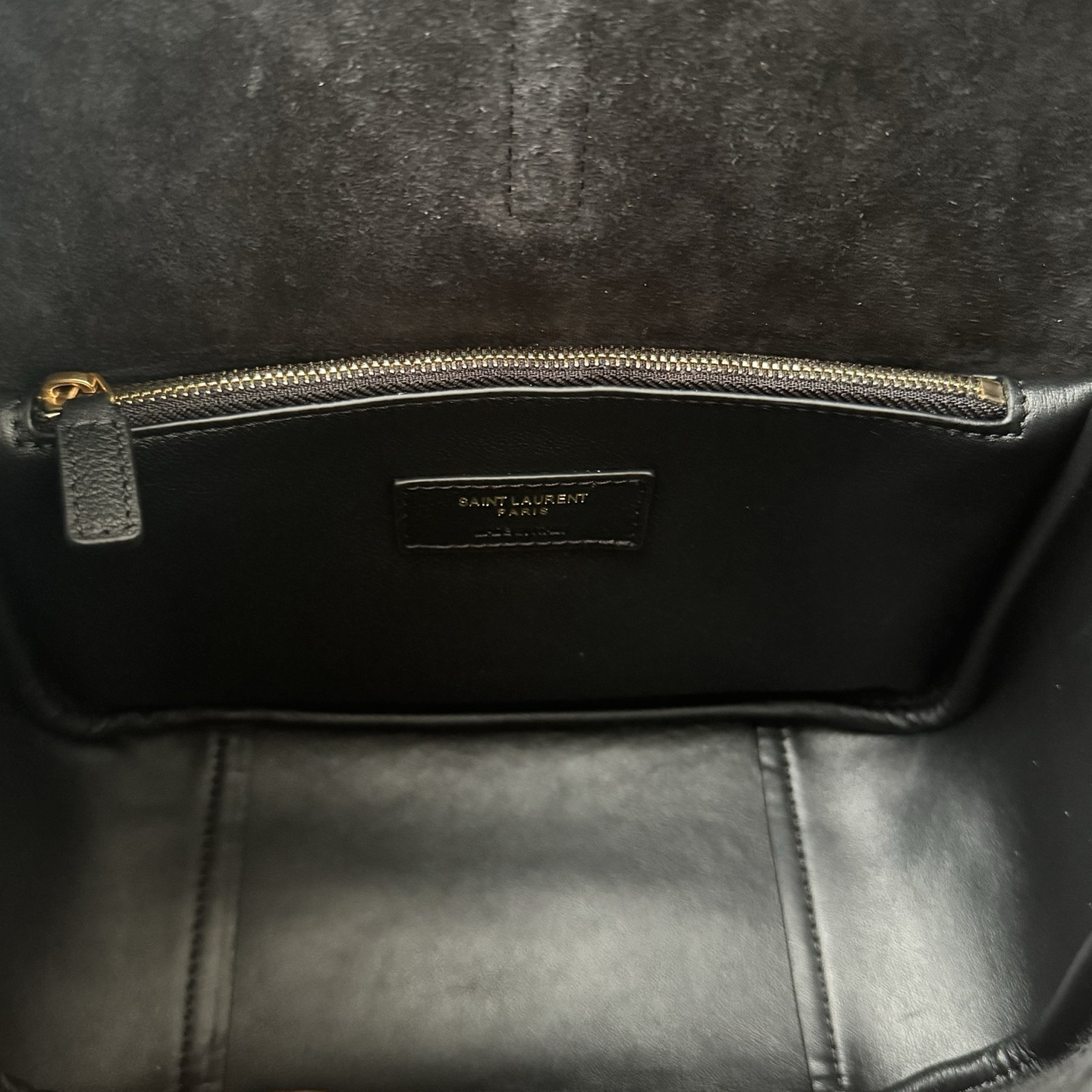 全套包装！LE 5À7 HOBO腋下包，简约风格设计，原厂牛皮材质，包身软塌塌的，很随性。容量巨大无底洞