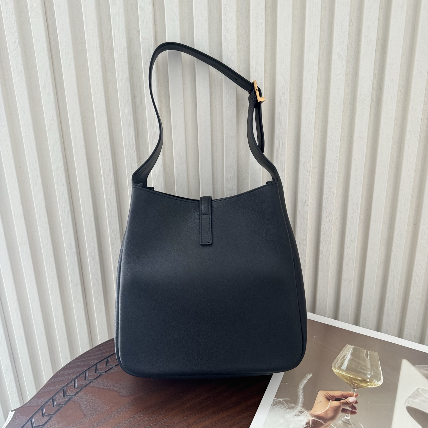 全套包装！LE 5À7 HOBO腋下包，简约风格设计，原厂牛皮材质，包身软塌塌的，很随性。容量巨大无底洞