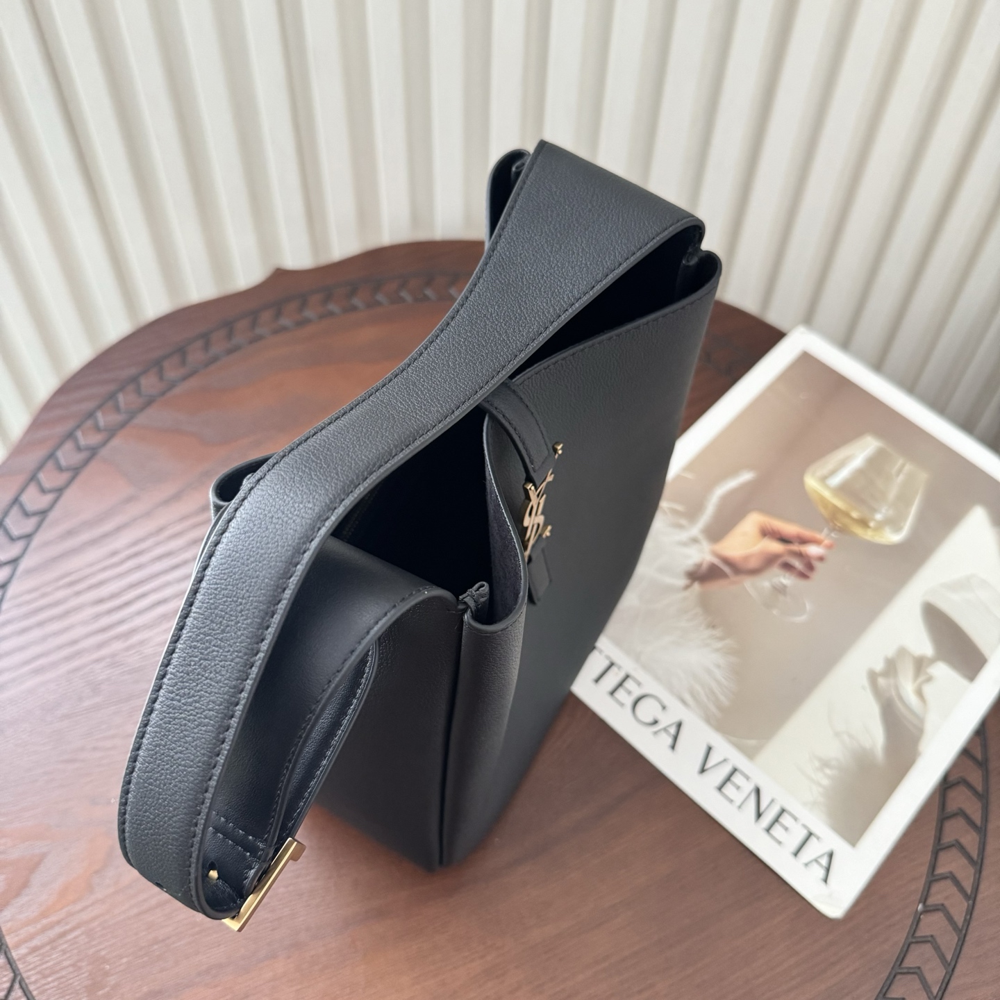 全套包装！LE 5À7 HOBO腋下包，简约风格设计，原厂牛皮材质，包身软塌塌的，很随性。容量巨大无底洞