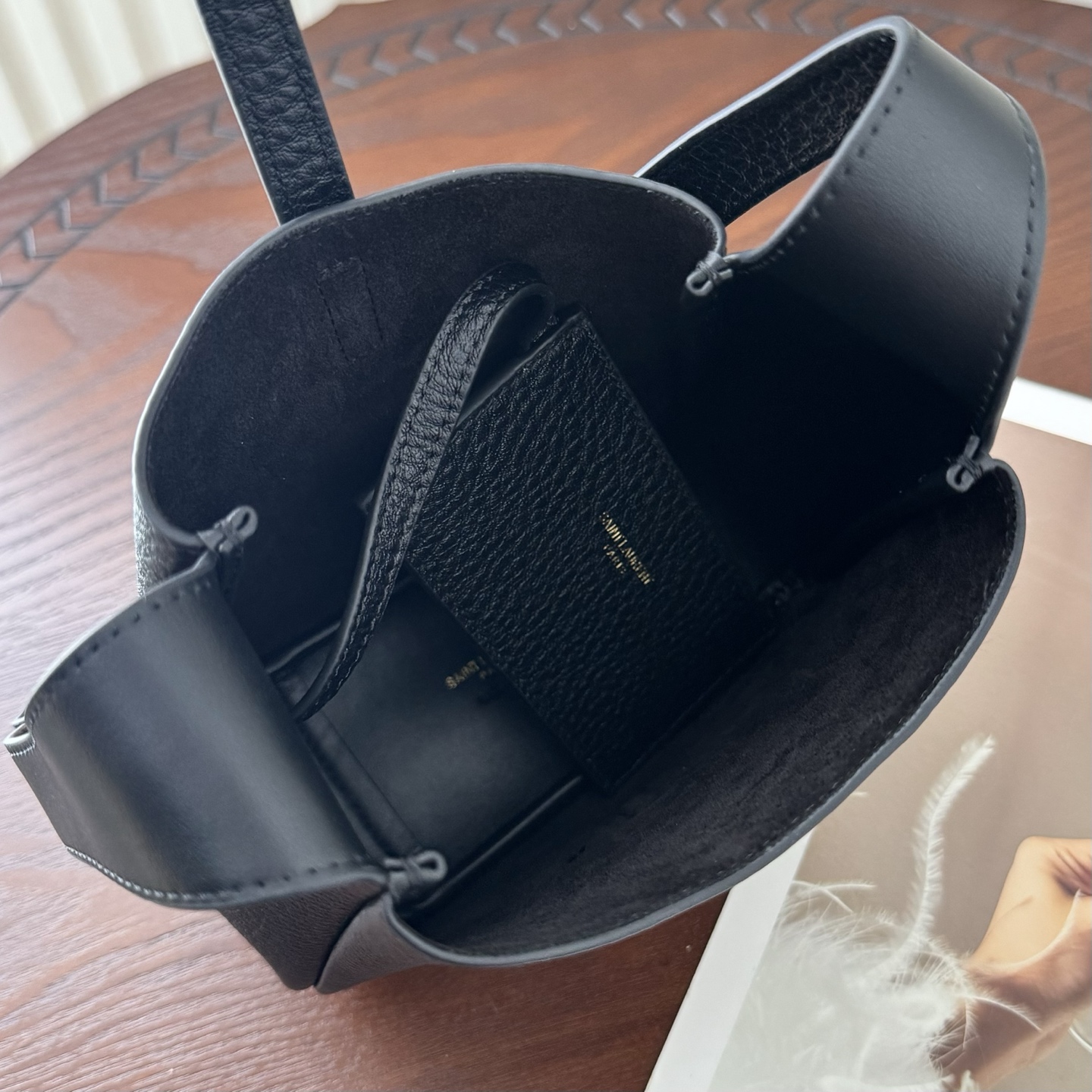 全套包装！原厂LE 5À7 HOBO 迷你腋下包，小小一个很可爱。皮质柔软触感，绒面革衬里，设有一个内部