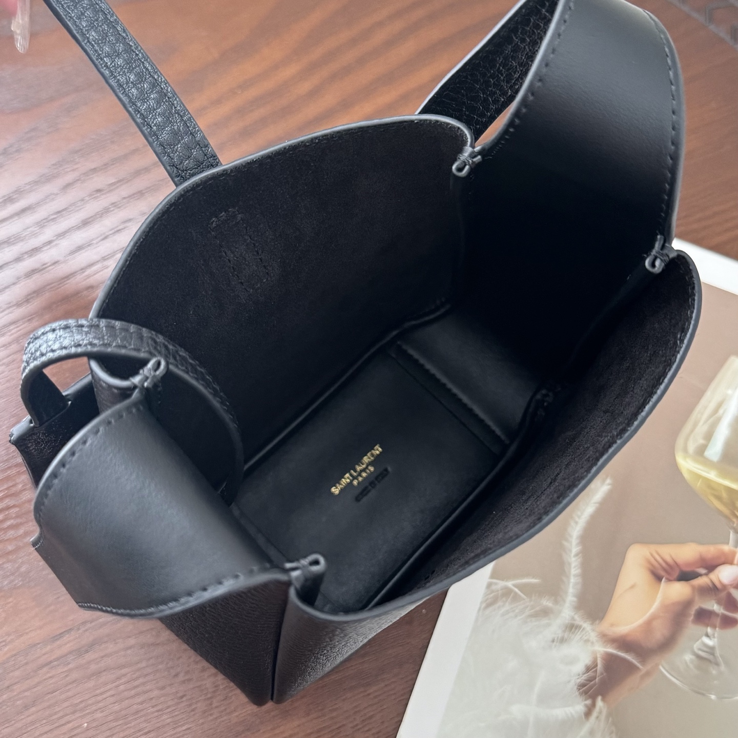 全套包装！原厂LE 5À7 HOBO 迷你腋下包，小小一个很可爱。皮质柔软触感，绒面革衬里，设有一个内部