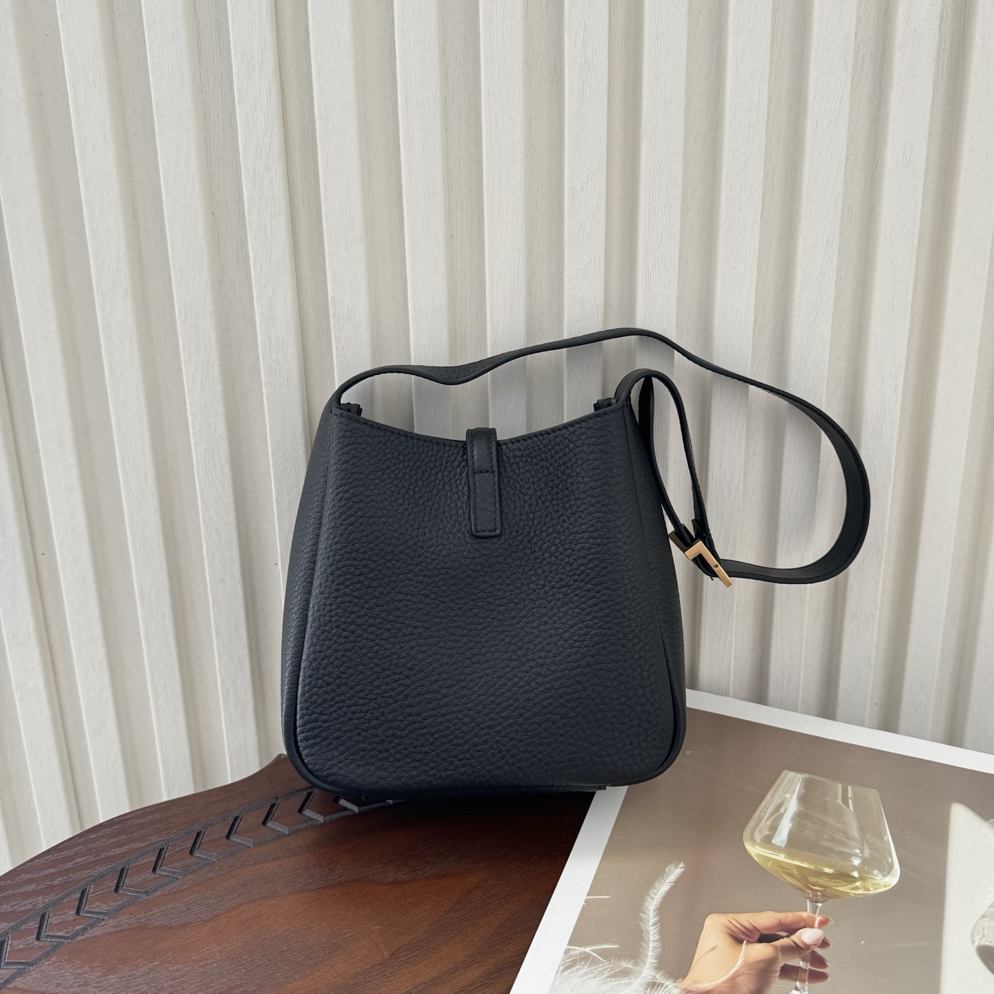 全套包装！原厂LE 5À7 HOBO 迷你腋下包，小小一个很可爱。皮质柔软触感，绒面革衬里，设有一个内部