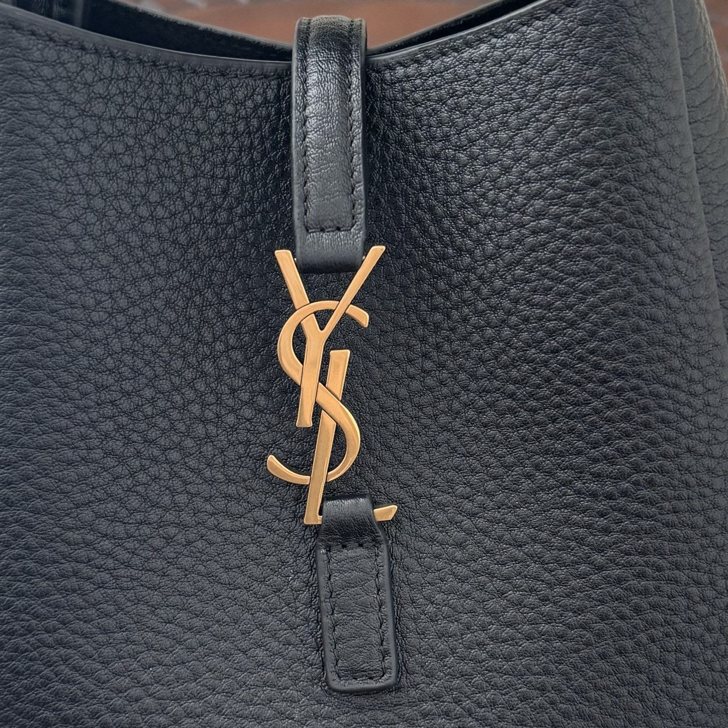 全套包装！原厂LE 5À7 HOBO 迷你腋下包，小小一个很可爱。皮质柔软触感，绒面革衬里，设有一个内部