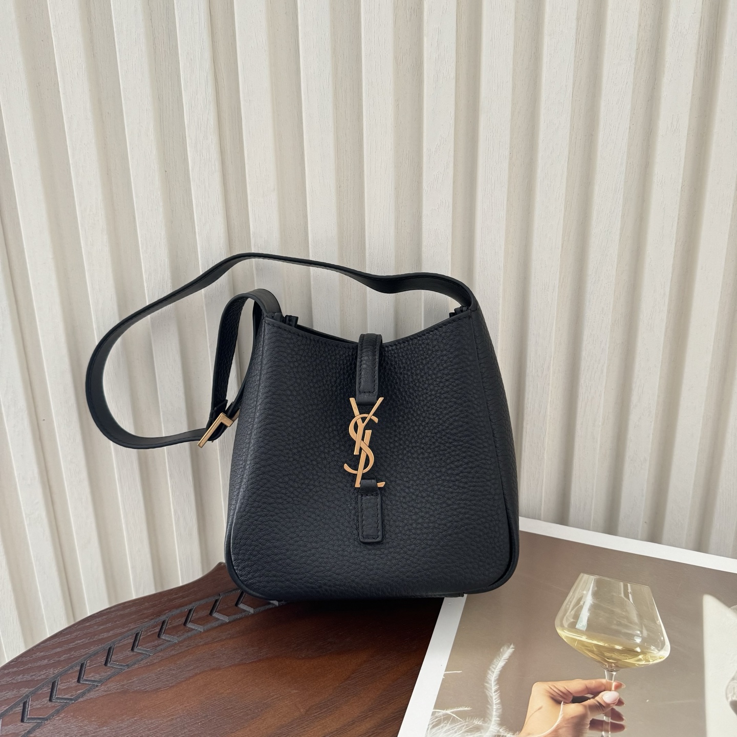 全套包装！原厂LE 5À7 HOBO 迷你腋下包，小小一个很可爱。皮质柔软触感，绒面革衬里，设有一个内部