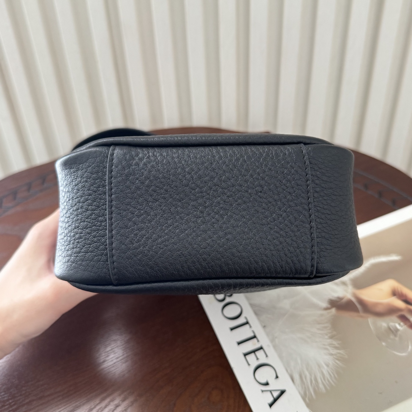 全套包装！原厂LE 5À7 HOBO 迷你腋下包，小小一个很可爱。皮质柔软触感，绒面革衬里，设有一个内部