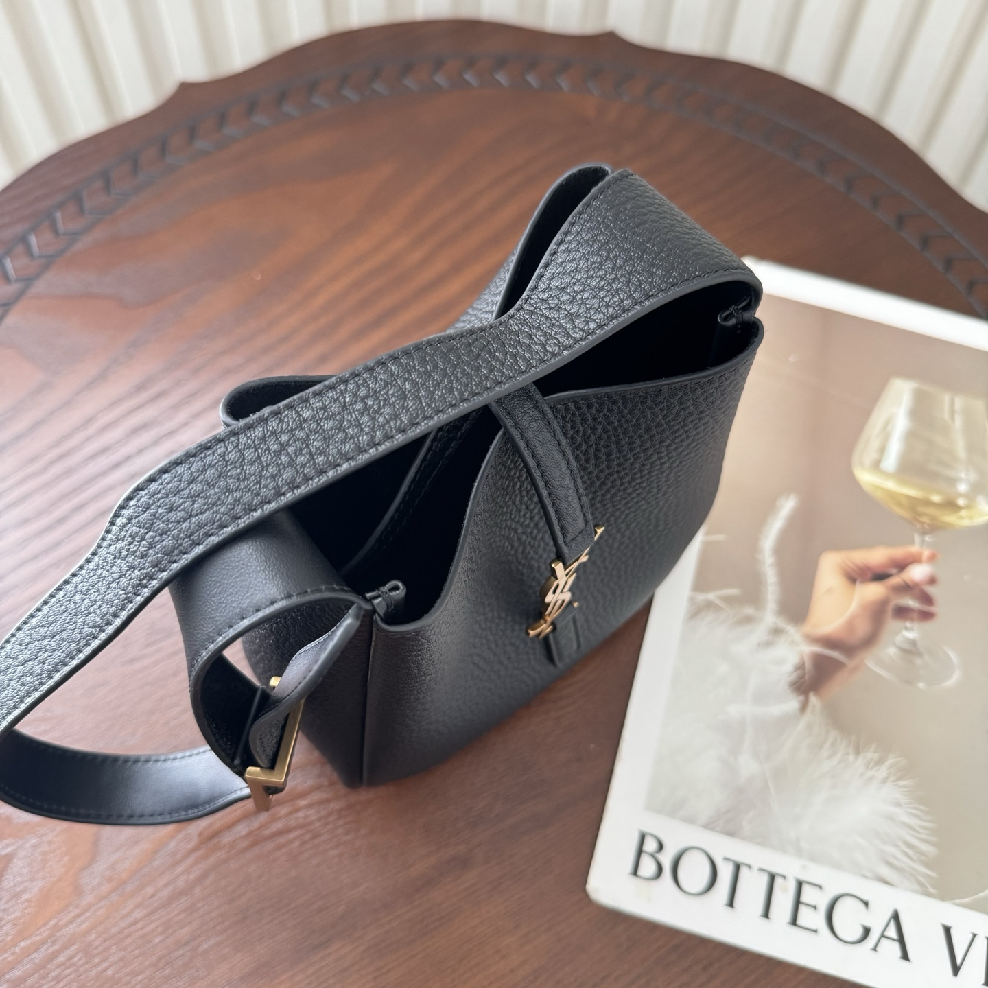 全套包装！原厂LE 5À7 HOBO 迷你腋下包，小小一个很可爱。皮质柔软触感，绒面革衬里，设有一个内部