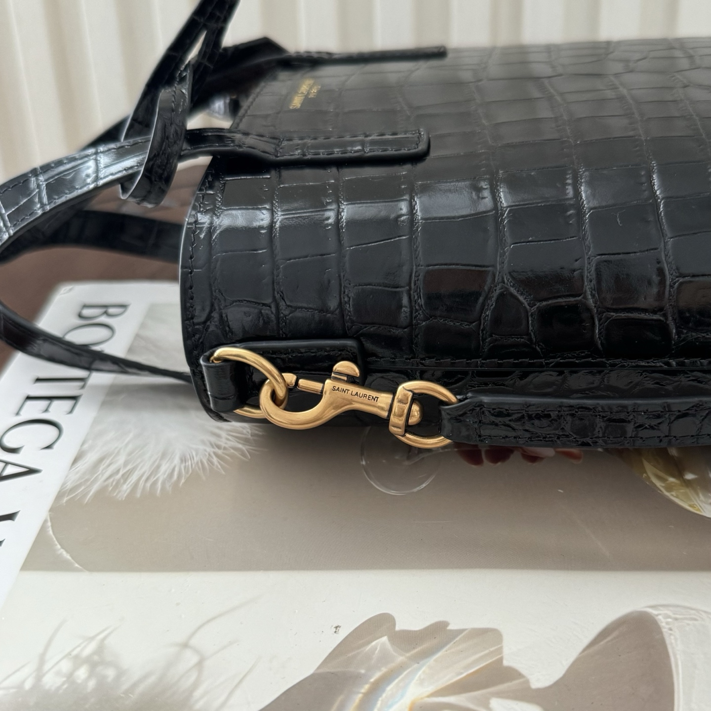 全套包装！Paris迷你购物袋，小牛皮材质压鳄鱼纹，高级感十足。复古古铜色金属配件，可拆卸可调节肩带，搭