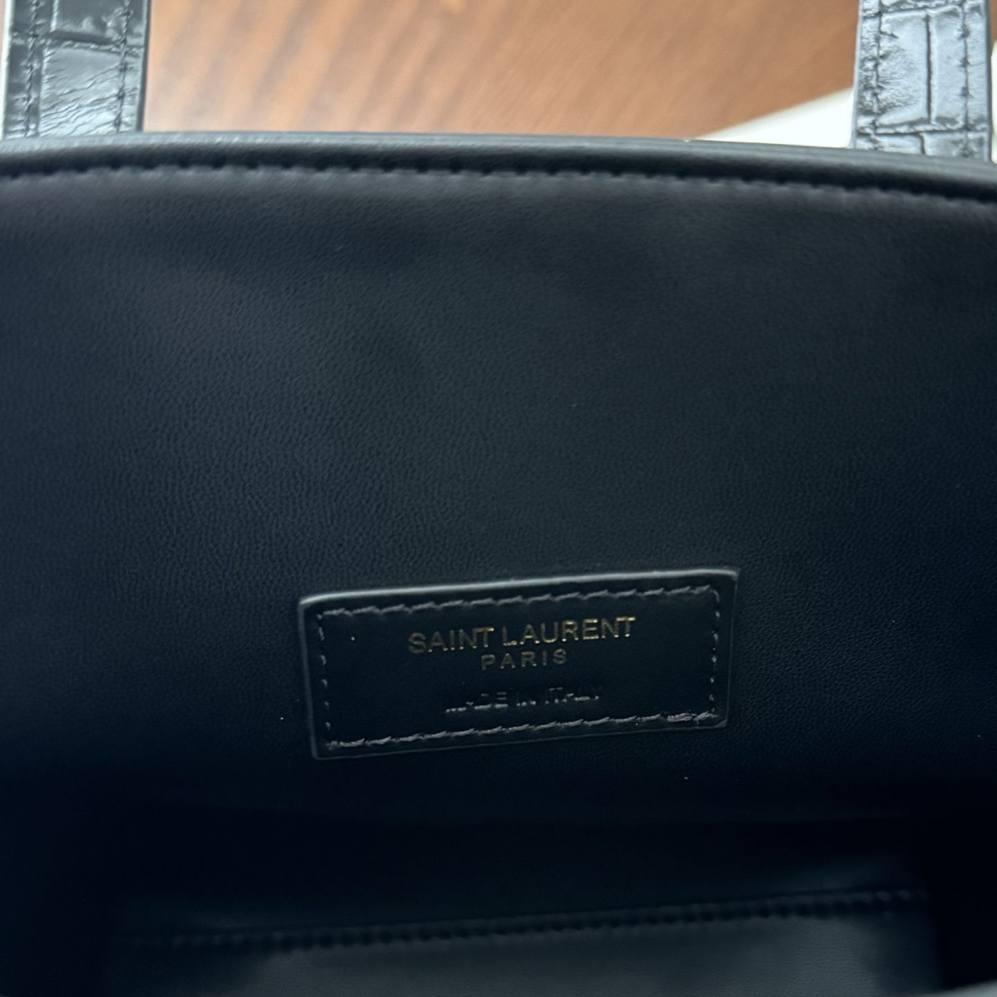 全套包装！Paris迷你购物袋，小牛皮材质压鳄鱼纹，高级感十足。复古古铜色金属配件，可拆卸可调节肩带，搭