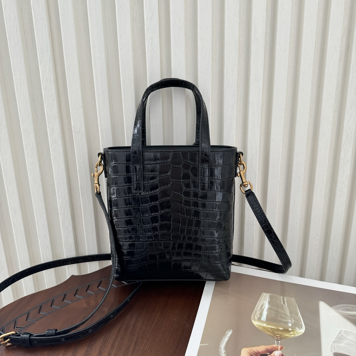 全套包装！Paris迷你购物袋，小牛皮材质压鳄鱼纹，高级感十足。复古古铜色金属配件，可拆卸可调节肩带，搭