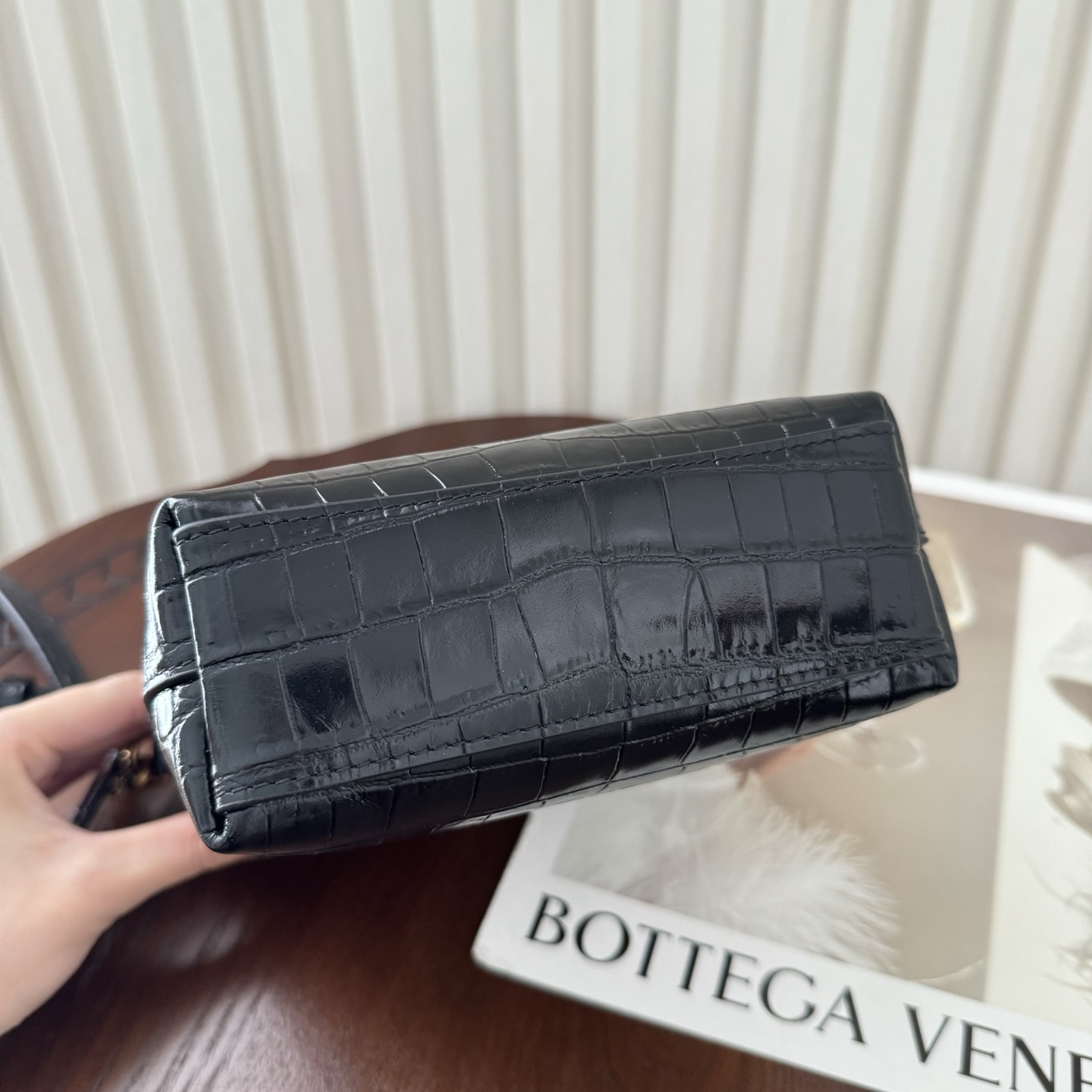 全套包装！Paris迷你购物袋，小牛皮材质压鳄鱼纹，高级感十足。复古古铜色金属配件，可拆卸可调节肩带，搭