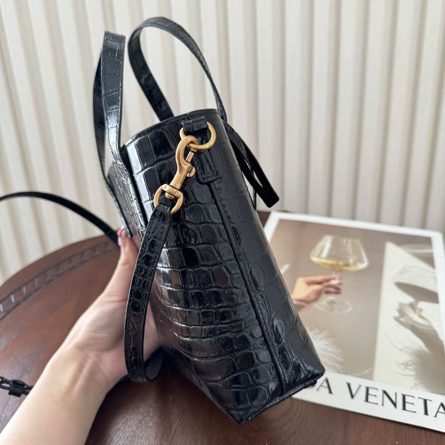 全套包装！Paris迷你购物袋，小牛皮材质压鳄鱼纹，高级感十足。复古古铜色金属配件，可拆卸可调节肩带，搭