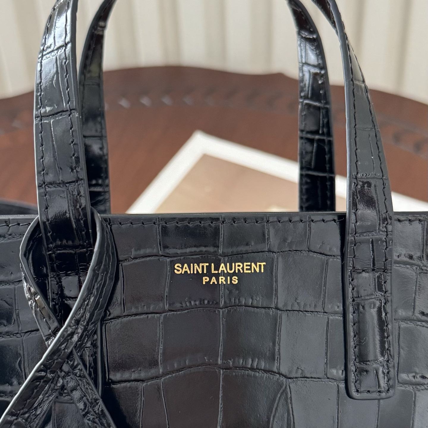 全套包装！Paris迷你购物袋，小牛皮材质压鳄鱼纹，高级感十足。复古古铜色金属配件，可拆卸可调节肩带，搭