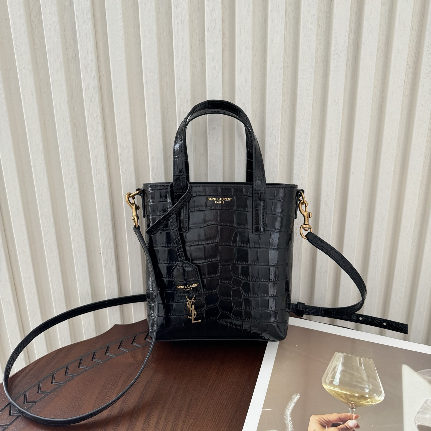 全套包装！Paris迷你购物袋，小牛皮材质压鳄鱼纹，高级感十足。复古古铜色金属配件，可拆卸可调节肩带，搭