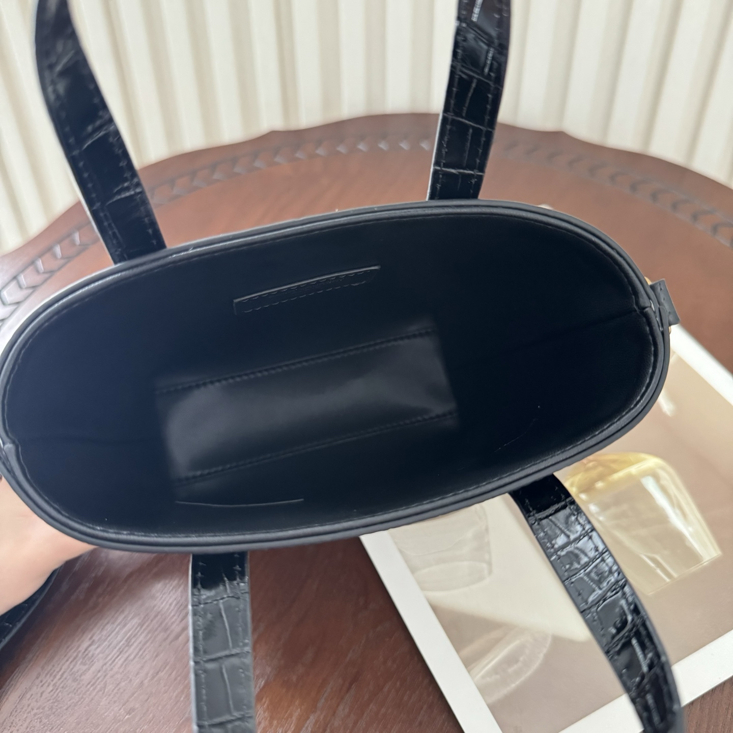 全套包装！Paris迷你购物袋，小牛皮材质压鳄鱼纹，高级感十足。复古古铜色金属配件，可拆卸可调节肩带，搭