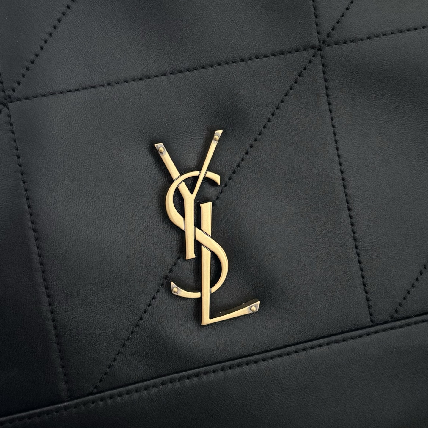 全套包装！Jamie 4.3托特包中号，小羊皮材质光泽感极好，柔软舒适。包包自重非常轻，抽绳的设计呈现出