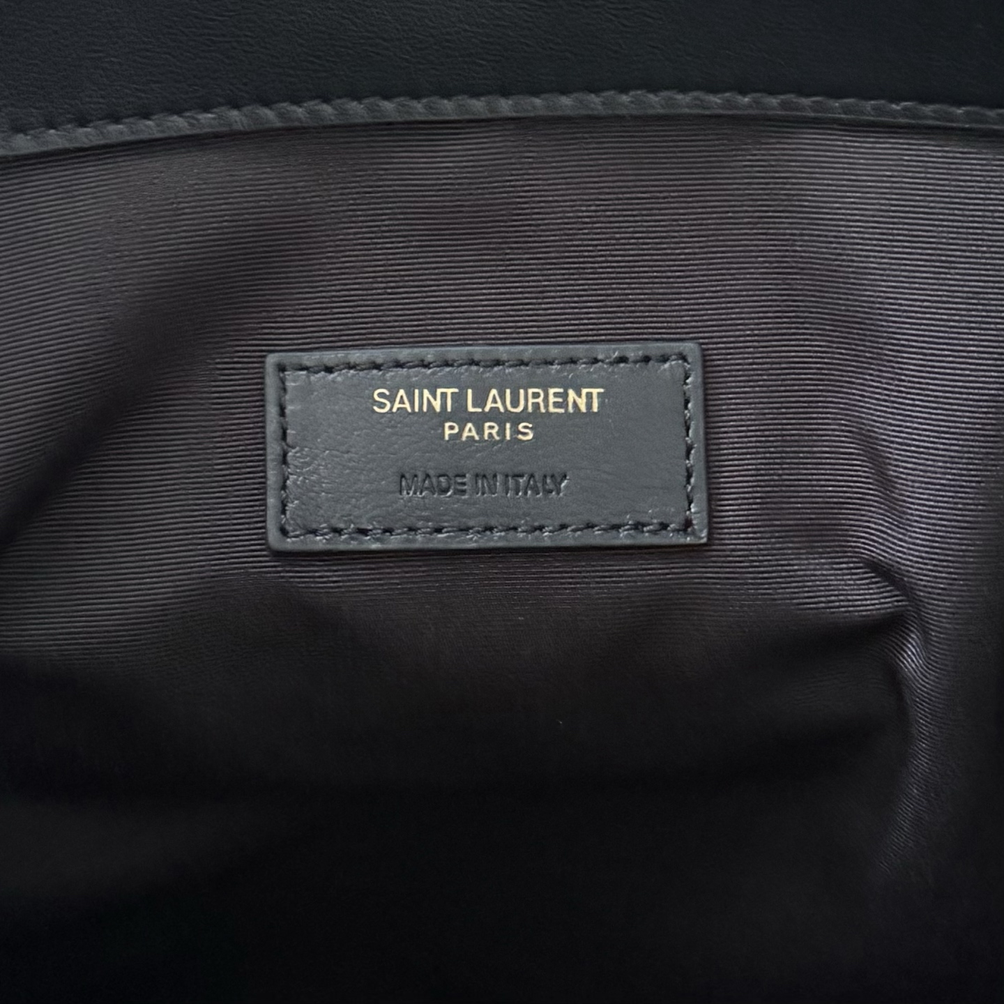 全套包装！Jamie 4.3托特包中号，小羊皮材质光泽感极好，柔软舒适。包包自重非常轻，抽绳的设计呈现出