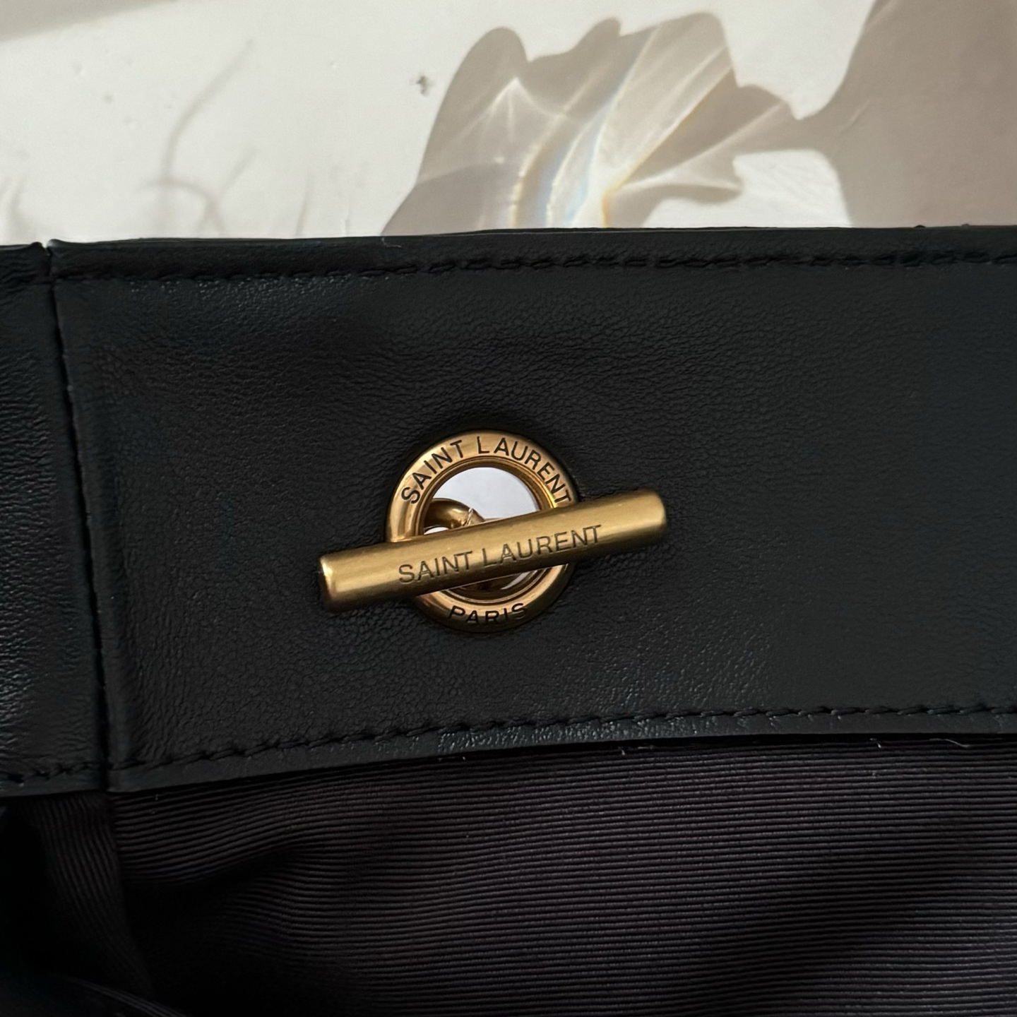 全套包装！Jamie 4.3托特包中号，小羊皮材质光泽感极好，柔软舒适。包包自重非常轻，抽绳的设计呈现出