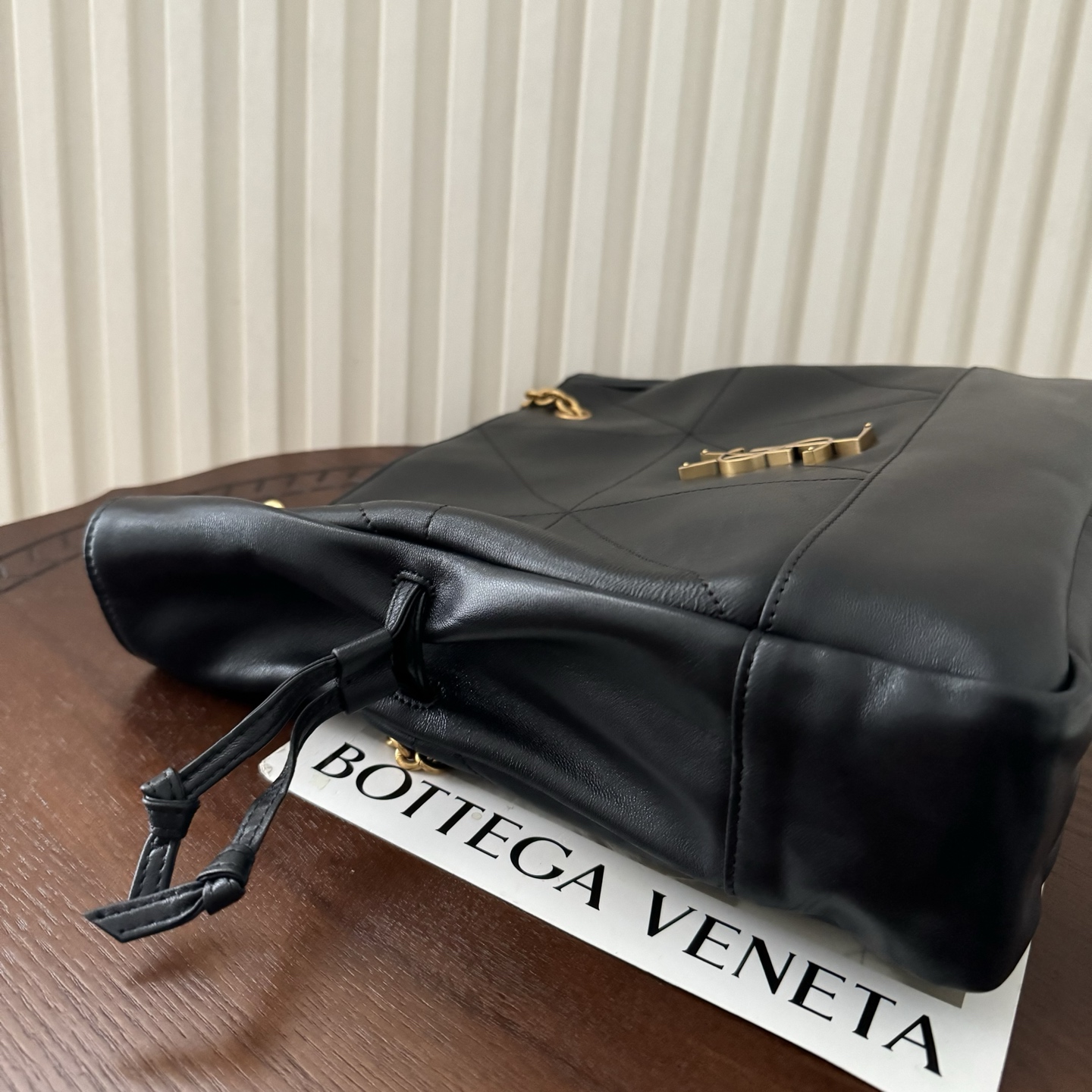 全套包装！Jamie 4.3托特包中号，小羊皮材质光泽感极好，柔软舒适。包包自重非常轻，抽绳的设计呈现出