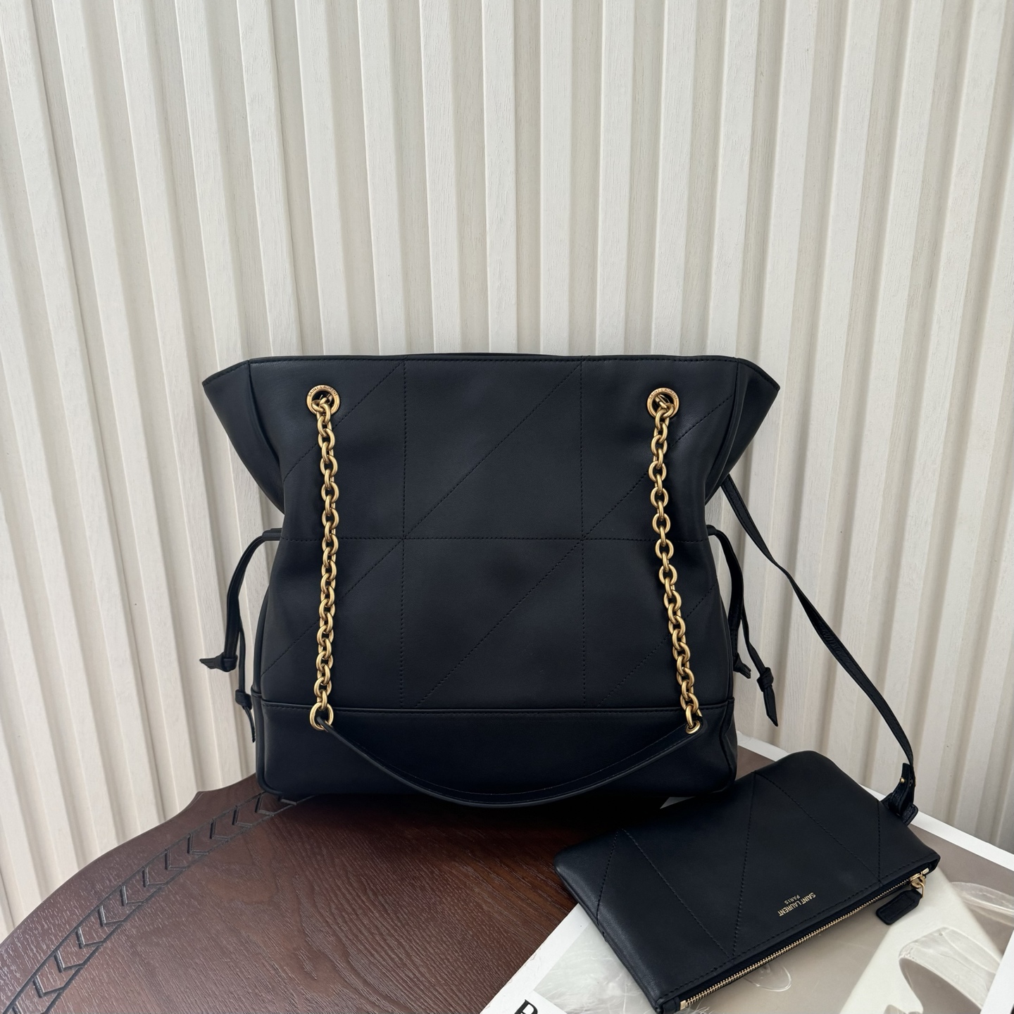 全套包装！Jamie 4.3托特包中号，小羊皮材质光泽感极好，柔软舒适。包包自重非常轻，抽绳的设计呈现出