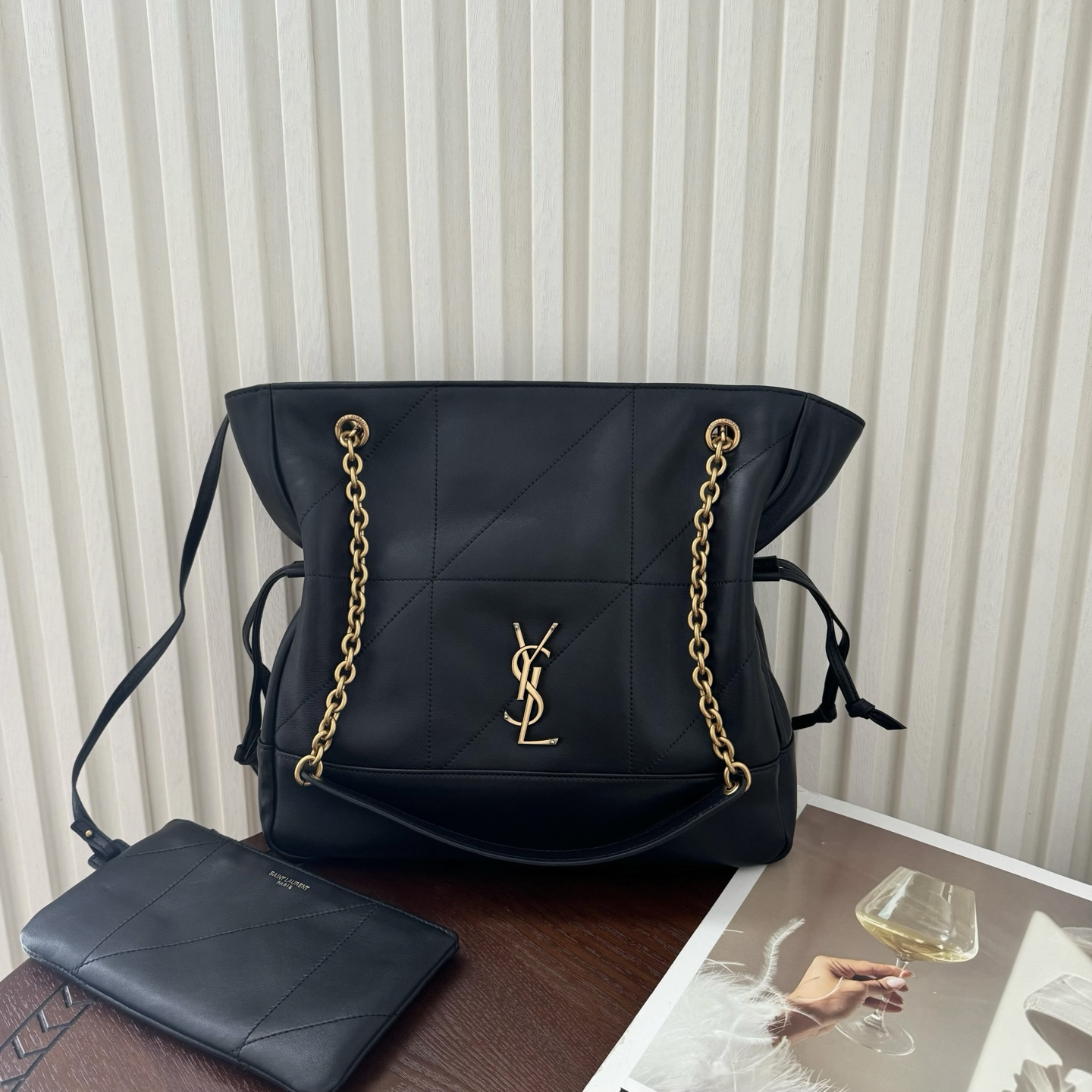 全套包装！Jamie 4.3托特包中号，小羊皮材质光泽感极好，柔软舒适。包包自重非常轻，抽绳的设计呈现出