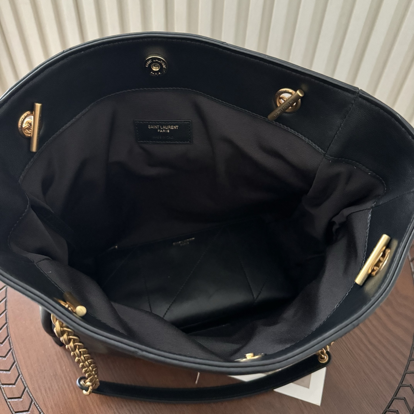 全套包装！Jamie 4.3托特包中号，小羊皮材质光泽感极好，柔软舒适。包包自重非常轻，抽绳的设计呈现出