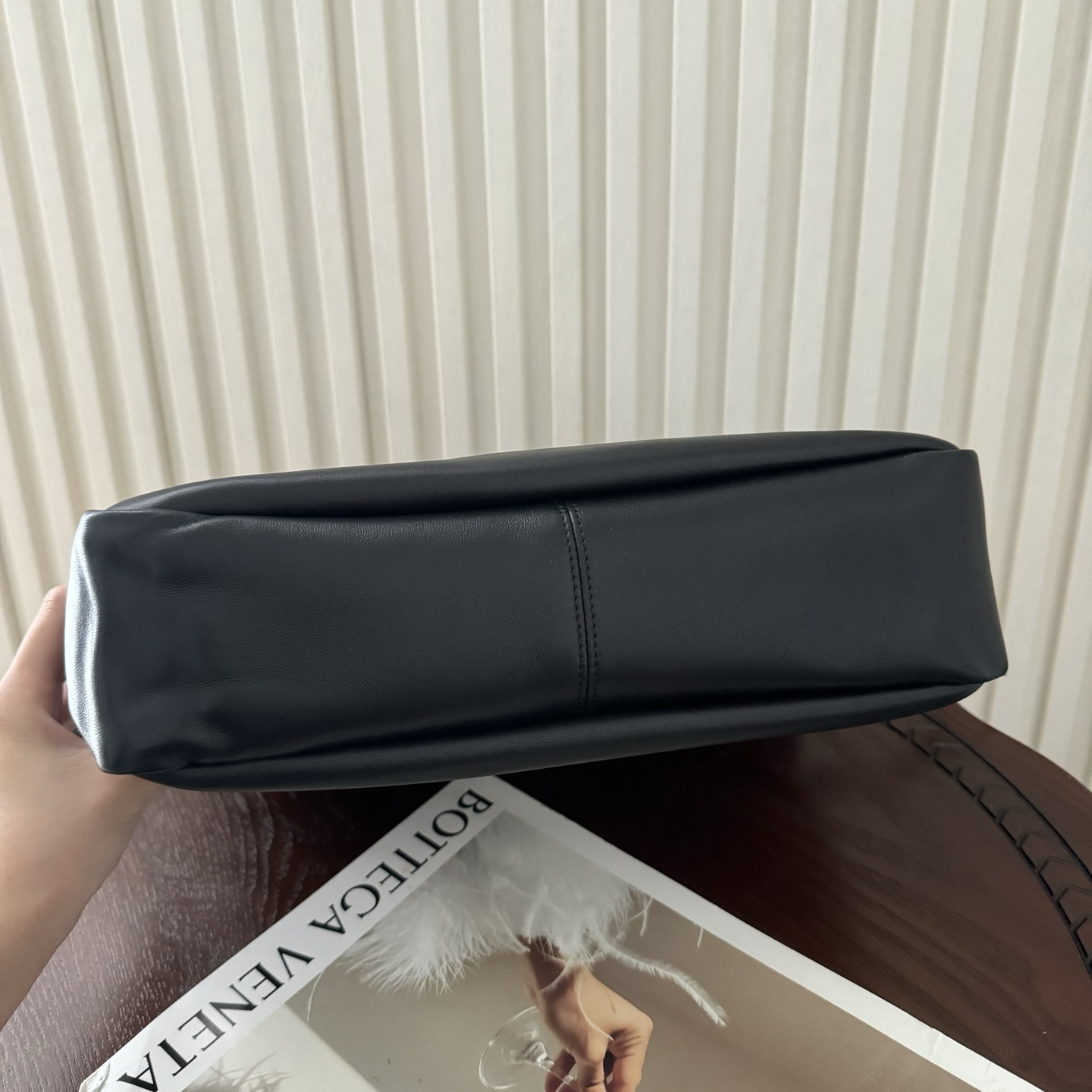 全套包装！Jamie 4.3托特包中号，小羊皮材质光泽感极好，柔软舒适。包包自重非常轻，抽绳的设计呈现出