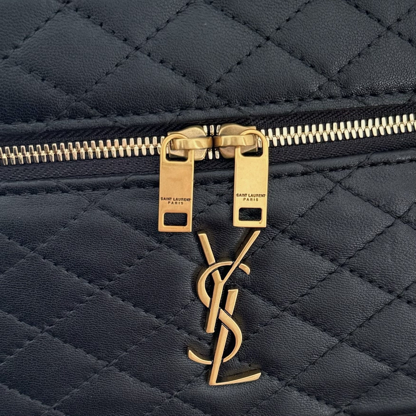 全套包装！GABY VANITY BAG，采用细腻的小羊皮，精巧盒型设计，延续复古优雅的菱格绗缝元素，双