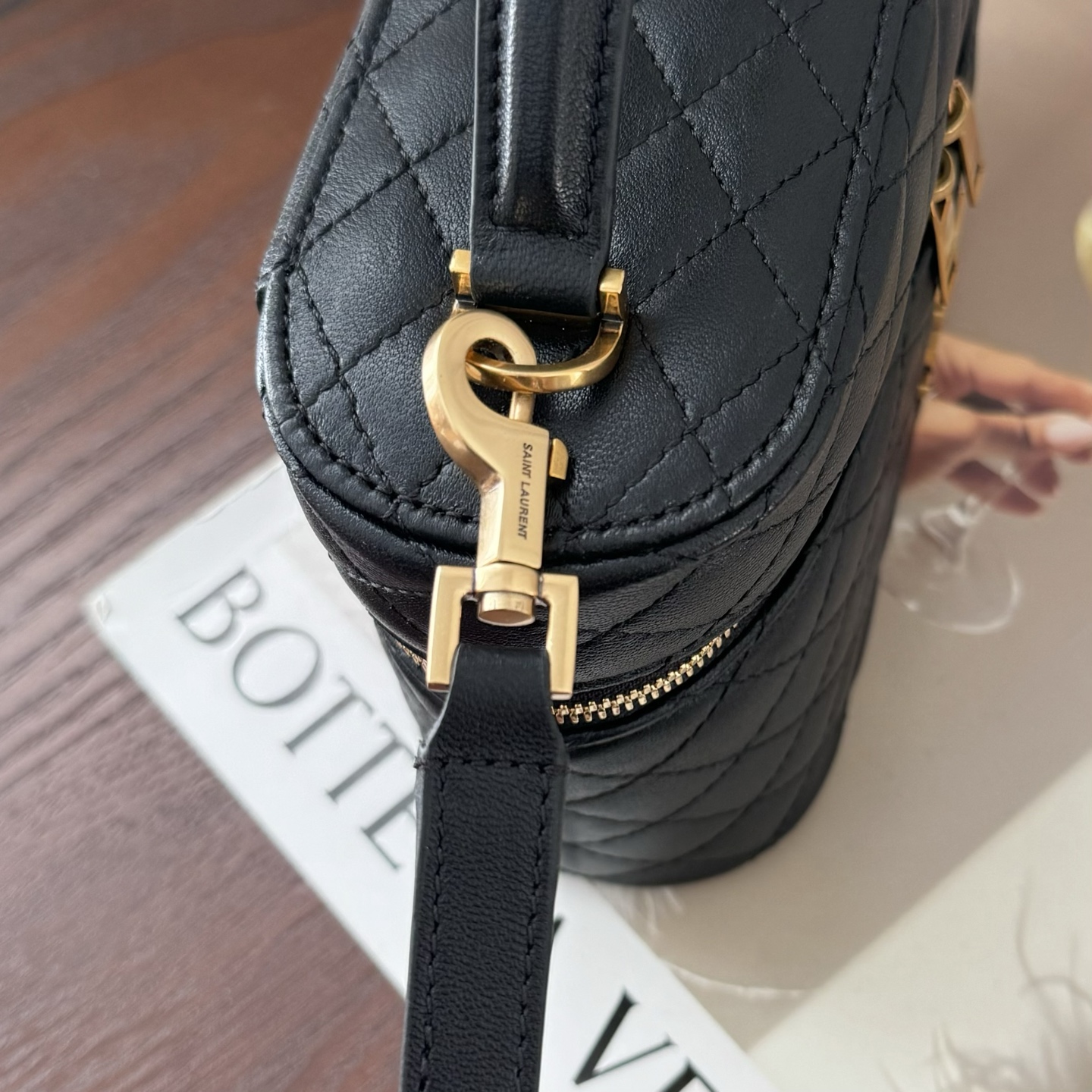 全套包装！GABY VANITY BAG，采用细腻的小羊皮，精巧盒型设计，延续复古优雅的菱格绗缝元素，双