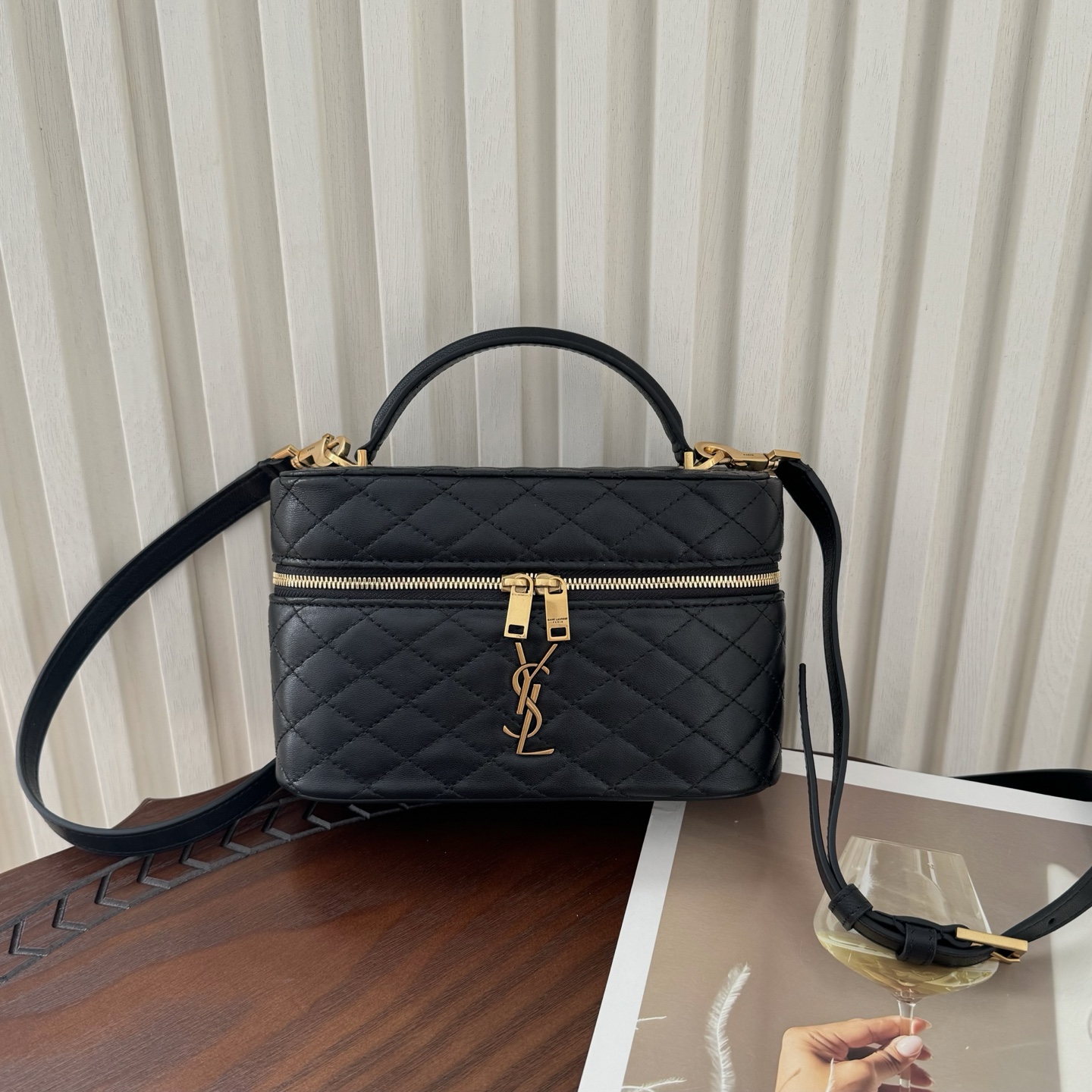 全套包装！GABY VANITY BAG，采用细腻的小羊皮，精巧盒型设计，延续复古优雅的菱格绗缝元素，双