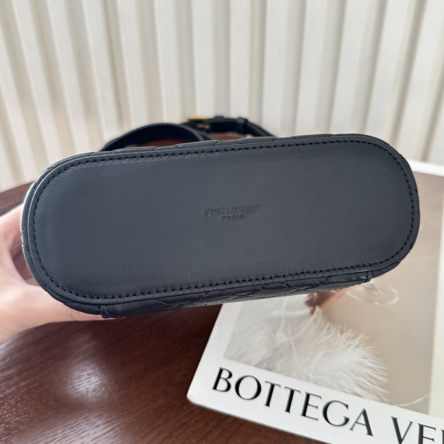 全套包装！GABY VANITY BAG，采用细腻的小羊皮，精巧盒型设计，延续复古优雅的菱格绗缝元素，双