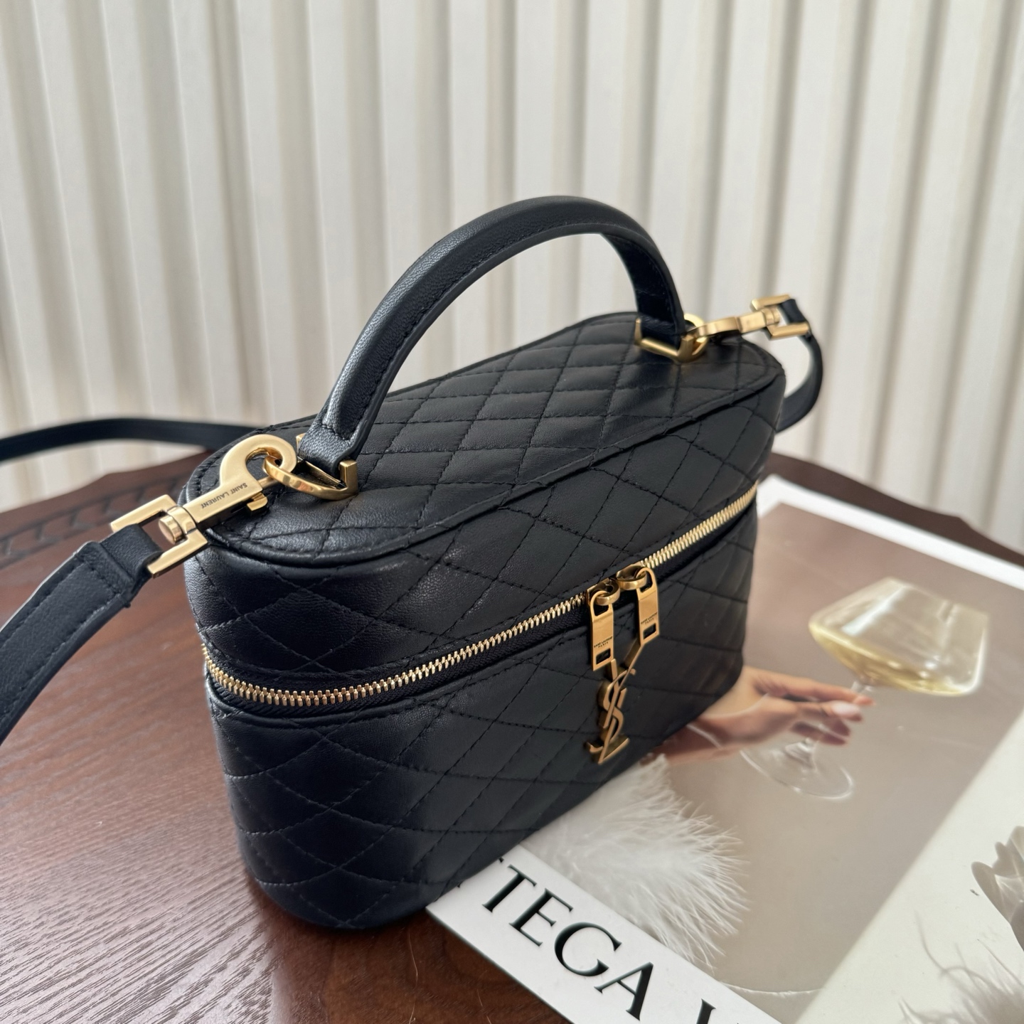 全套包装！GABY VANITY BAG，采用细腻的小羊皮，精巧盒型设计，延续复古优雅的菱格绗缝元素，双