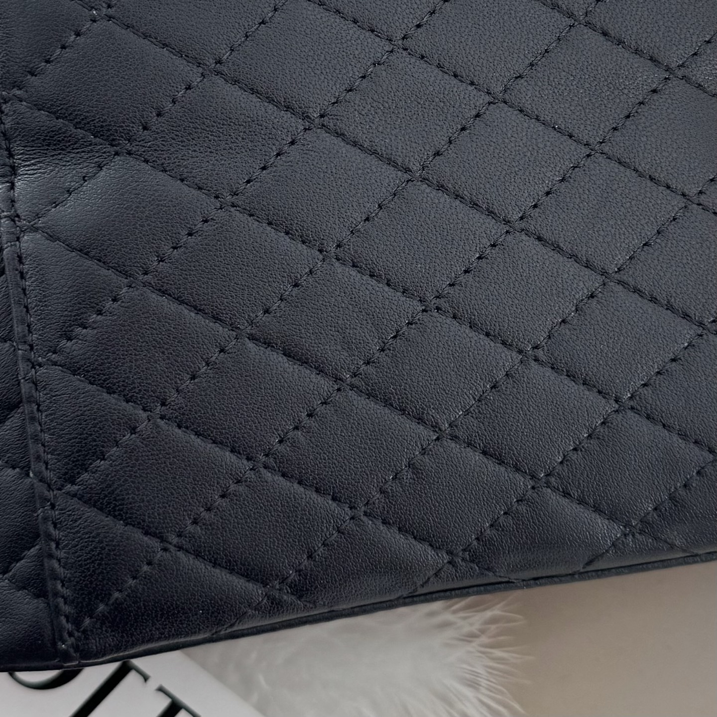 全套包装！GABY VANITY BAG，采用细腻的小羊皮，精巧盒型设计，延续复古优雅的菱格绗缝元素，双