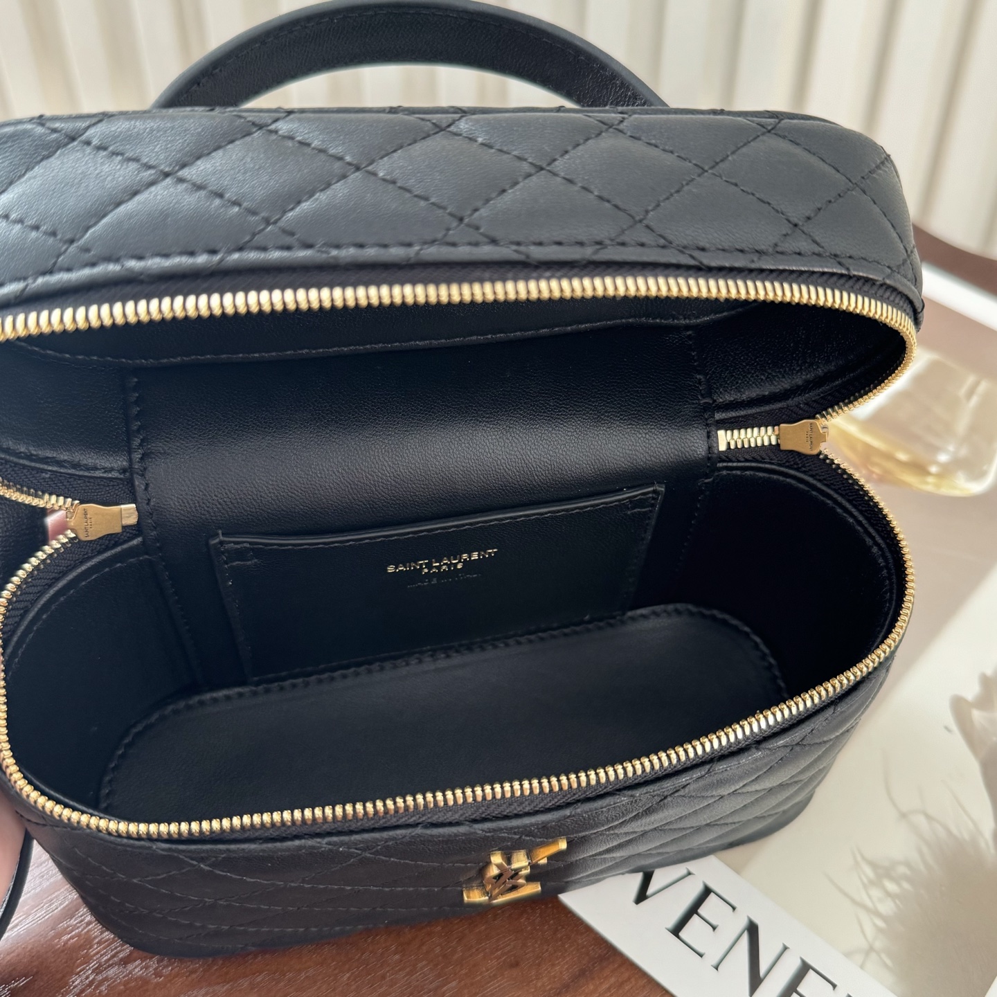 全套包装！GABY VANITY BAG，采用细腻的小羊皮，精巧盒型设计，延续复古优雅的菱格绗缝元素，双