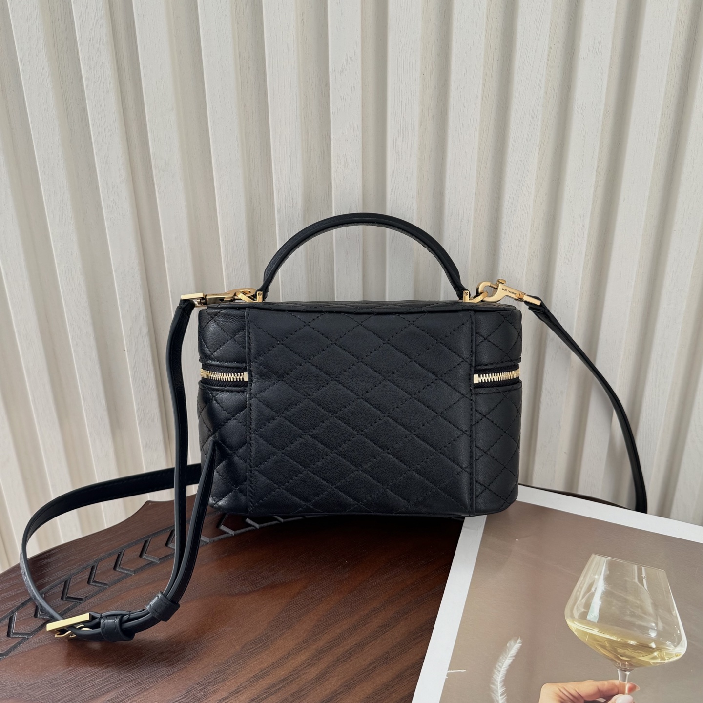 全套包装！GABY VANITY BAG，采用细腻的小羊皮，精巧盒型设计，延续复古优雅的菱格绗缝元素，双