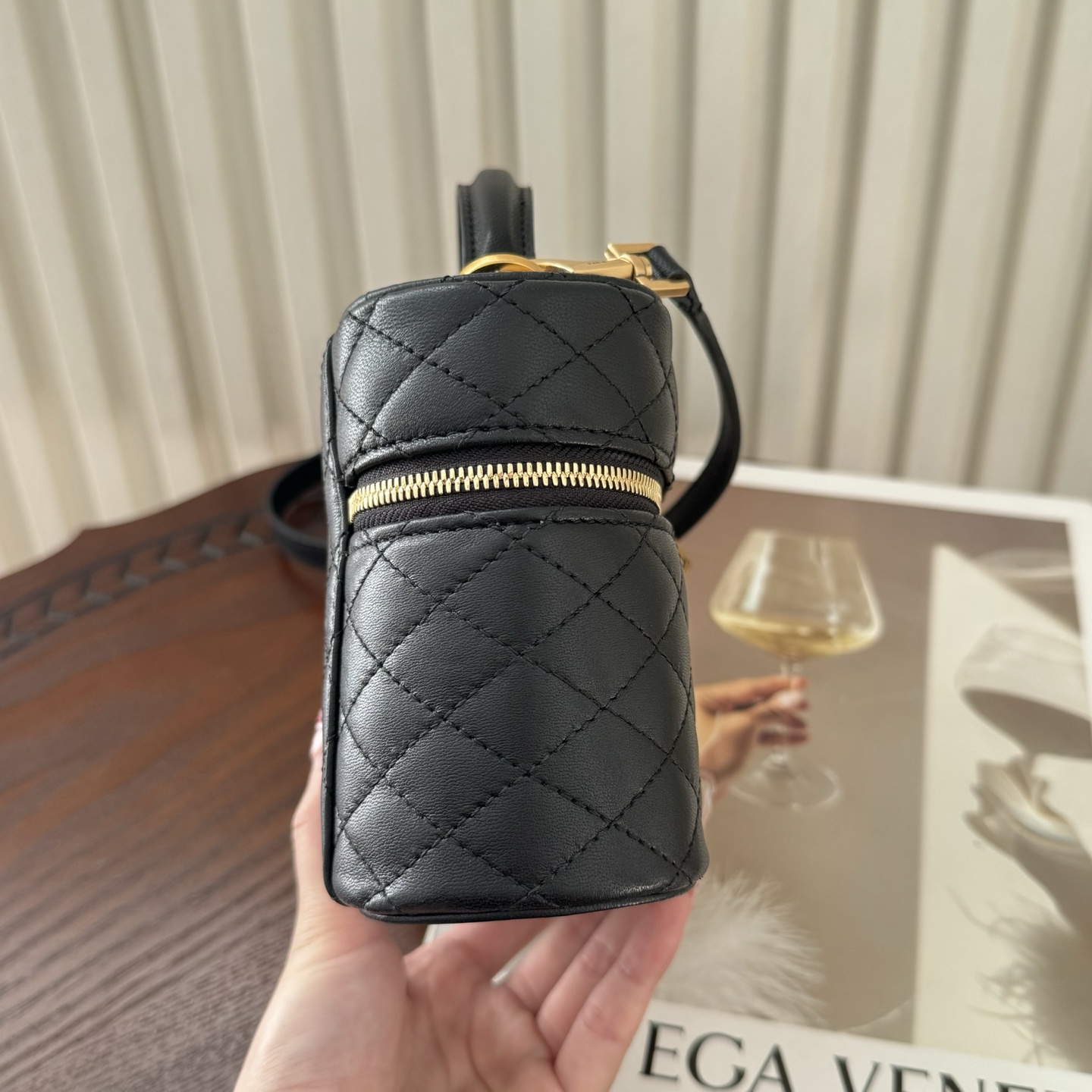 全套包装！GABY VANITY BAG，采用细腻的小羊皮，精巧盒型设计，延续复古优雅的菱格绗缝元素，双