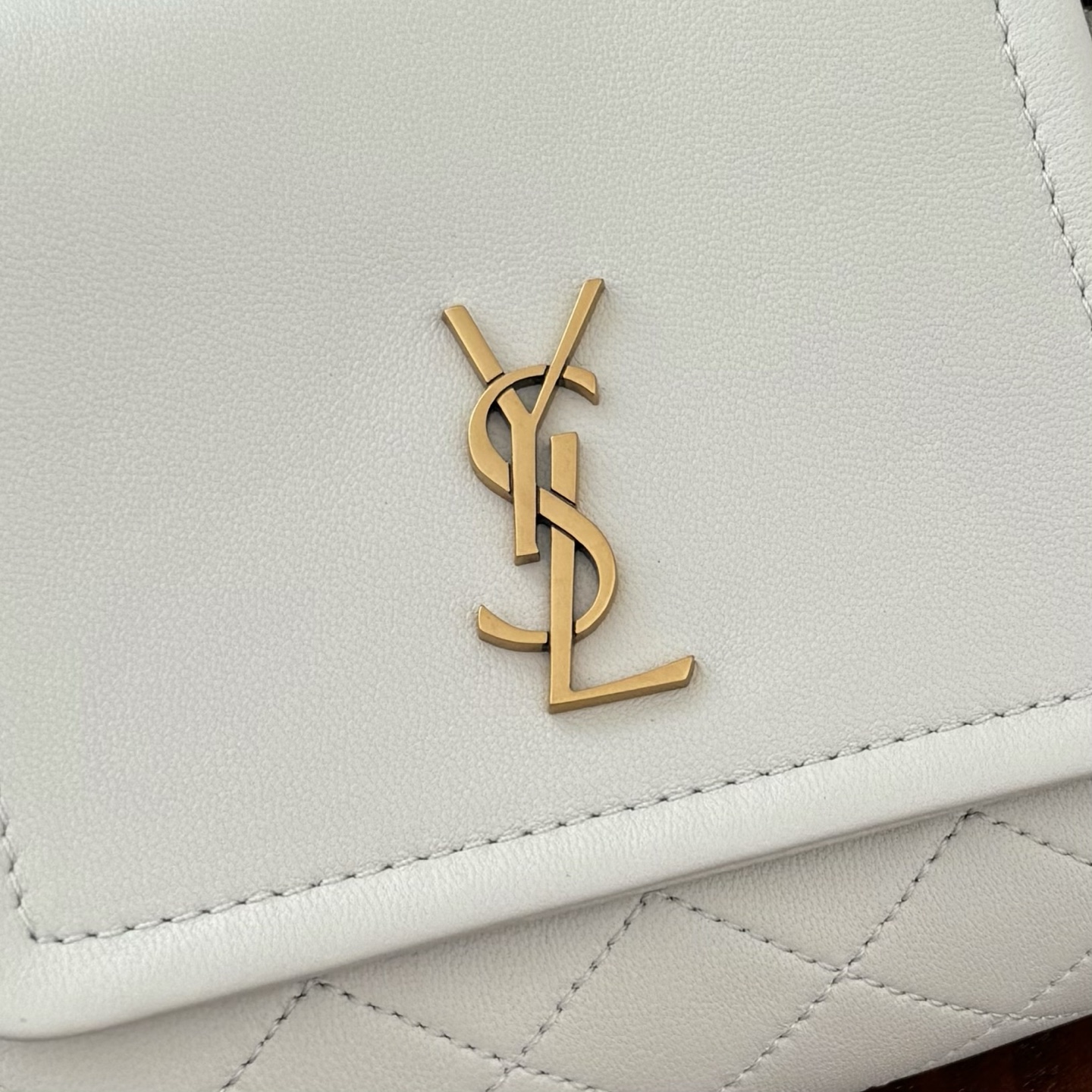 全套包装！原厂Monogram Mini Nolita，复古的翻盖信封包盖搭配菱格绗缝设计，小小的包身，