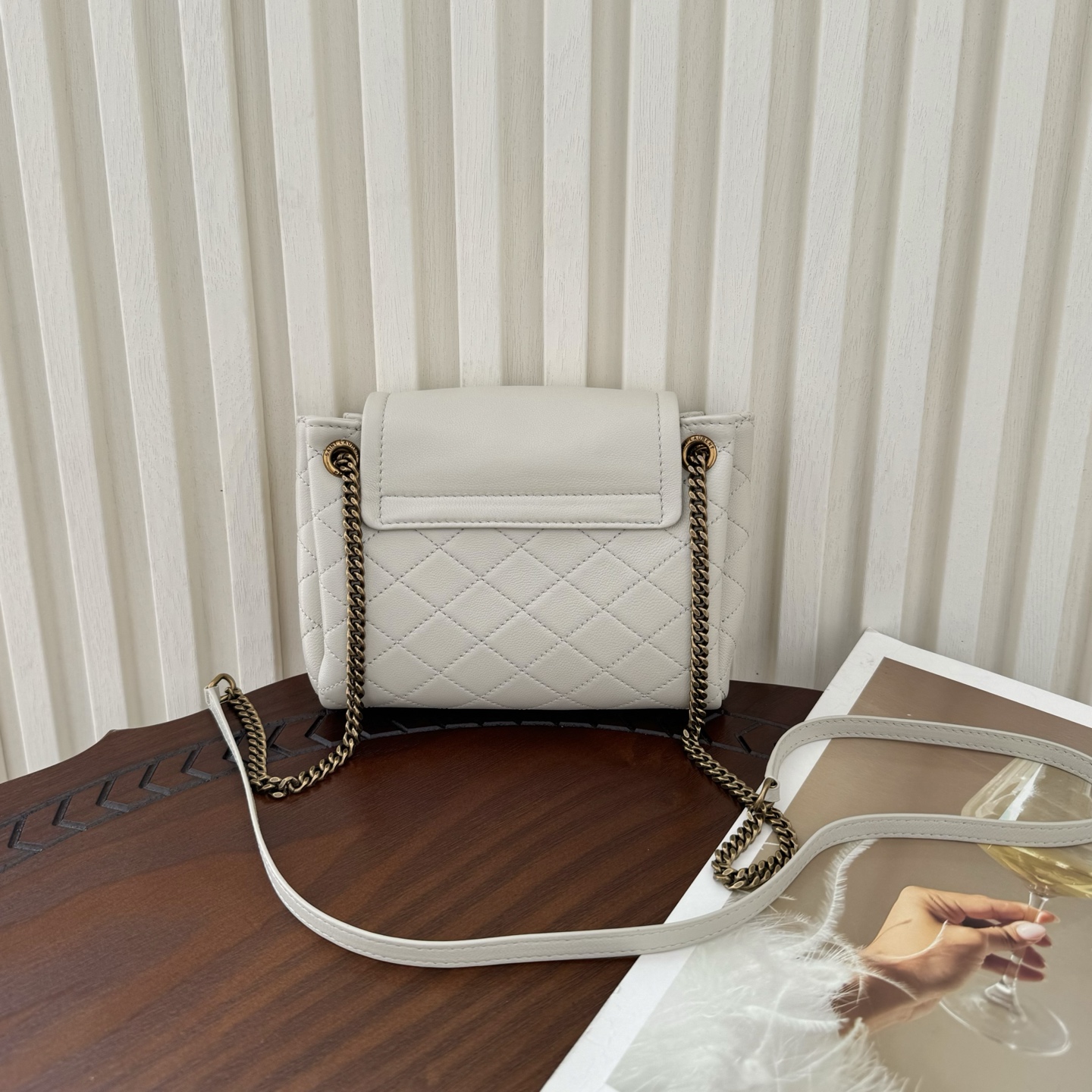 全套包装！原厂Monogram Mini Nolita，复古的翻盖信封包盖搭配菱格绗缝设计，小小的包身，