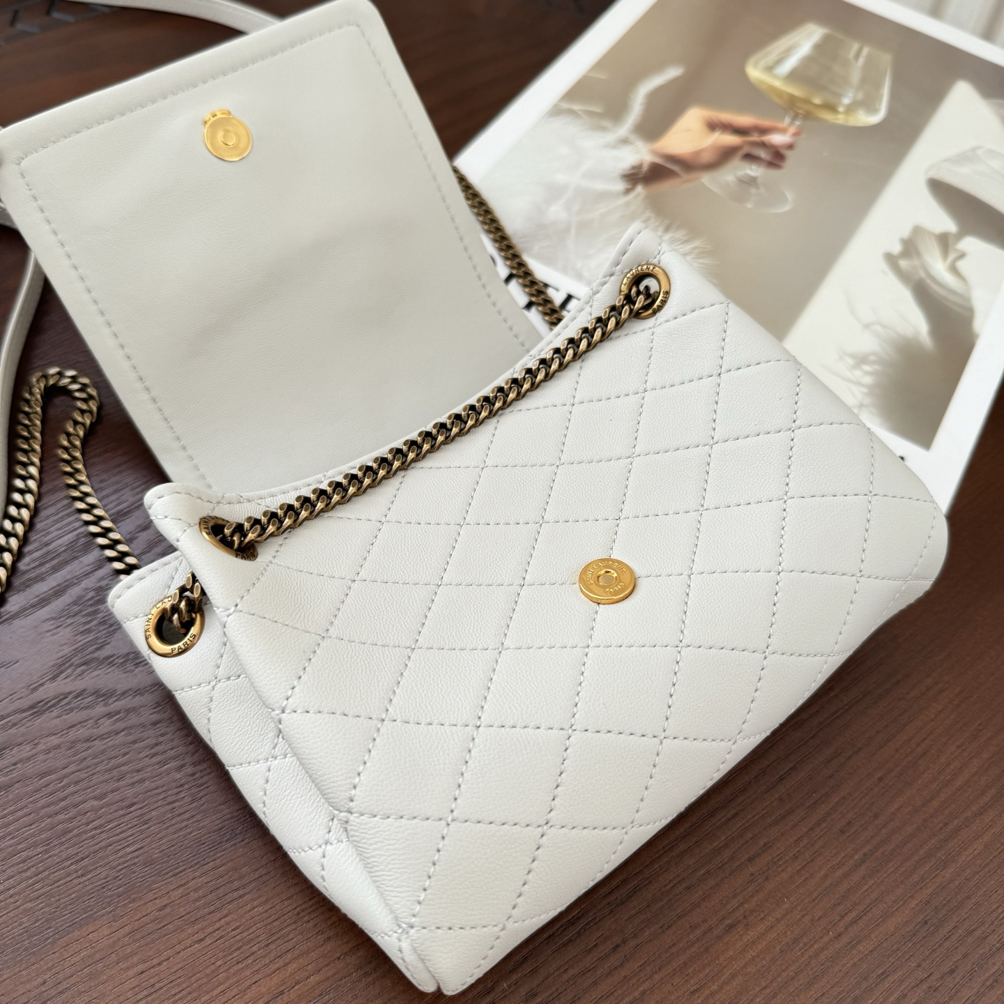 全套包装！原厂Monogram Mini Nolita，复古的翻盖信封包盖搭配菱格绗缝设计，小小的包身，