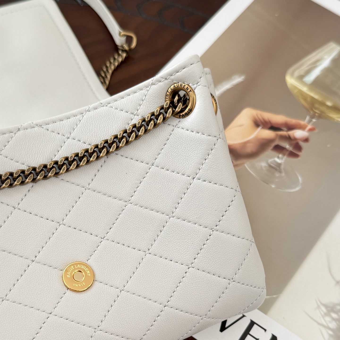 全套包装！原厂Monogram Mini Nolita，复古的翻盖信封包盖搭配菱格绗缝设计，小小的包身，