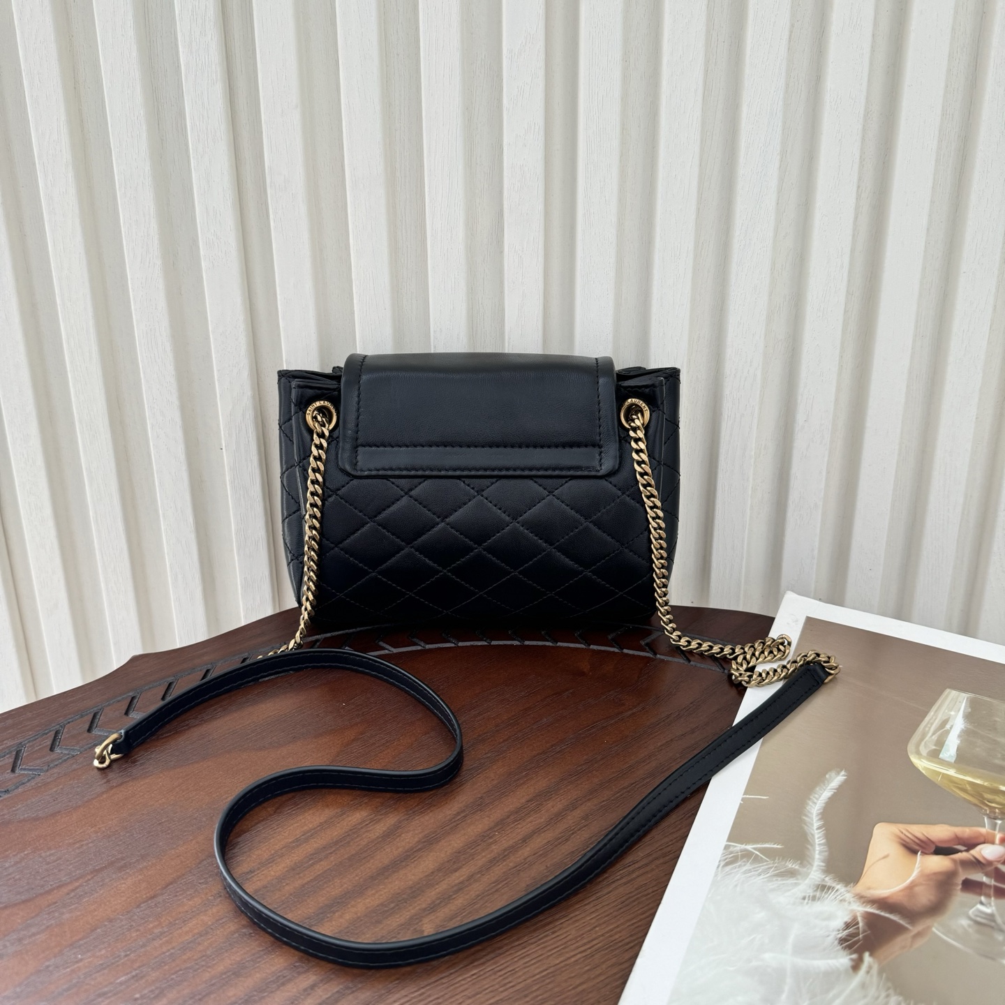 全套包装！原厂Monogram Mini Nolita，复古的翻盖信封包盖搭配菱格绗缝设计，小小的包身，