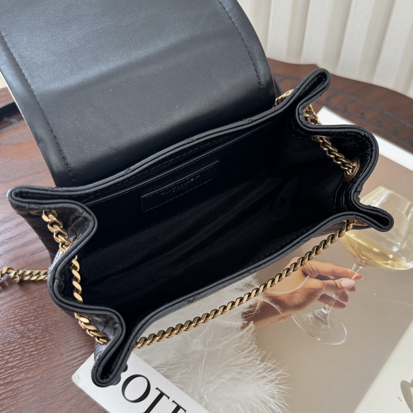 全套包装！原厂Monogram Mini Nolita，复古的翻盖信封包盖搭配菱格绗缝设计，小小的包身，